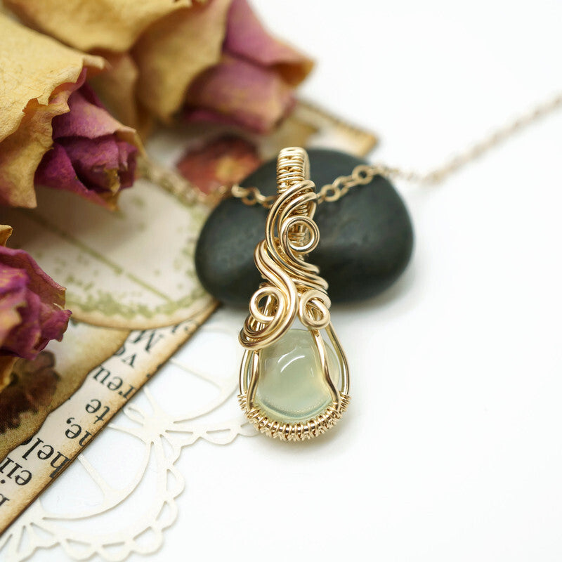 14k gold filled wire wrap hanger met Prehniet