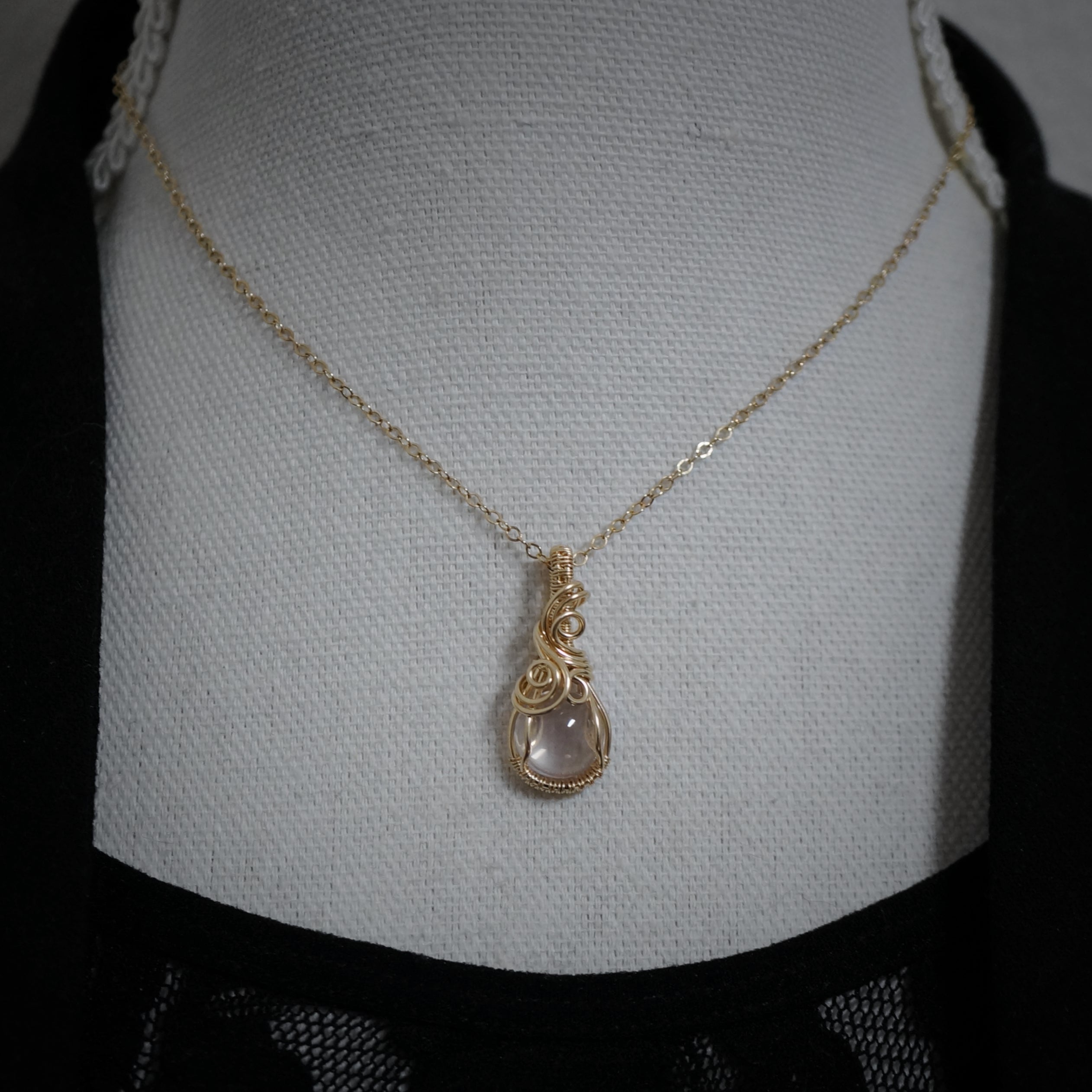 Handgemaakte 14k Gold Filled Wire Wrap Hanger met Zachtroze Rozenkwarts