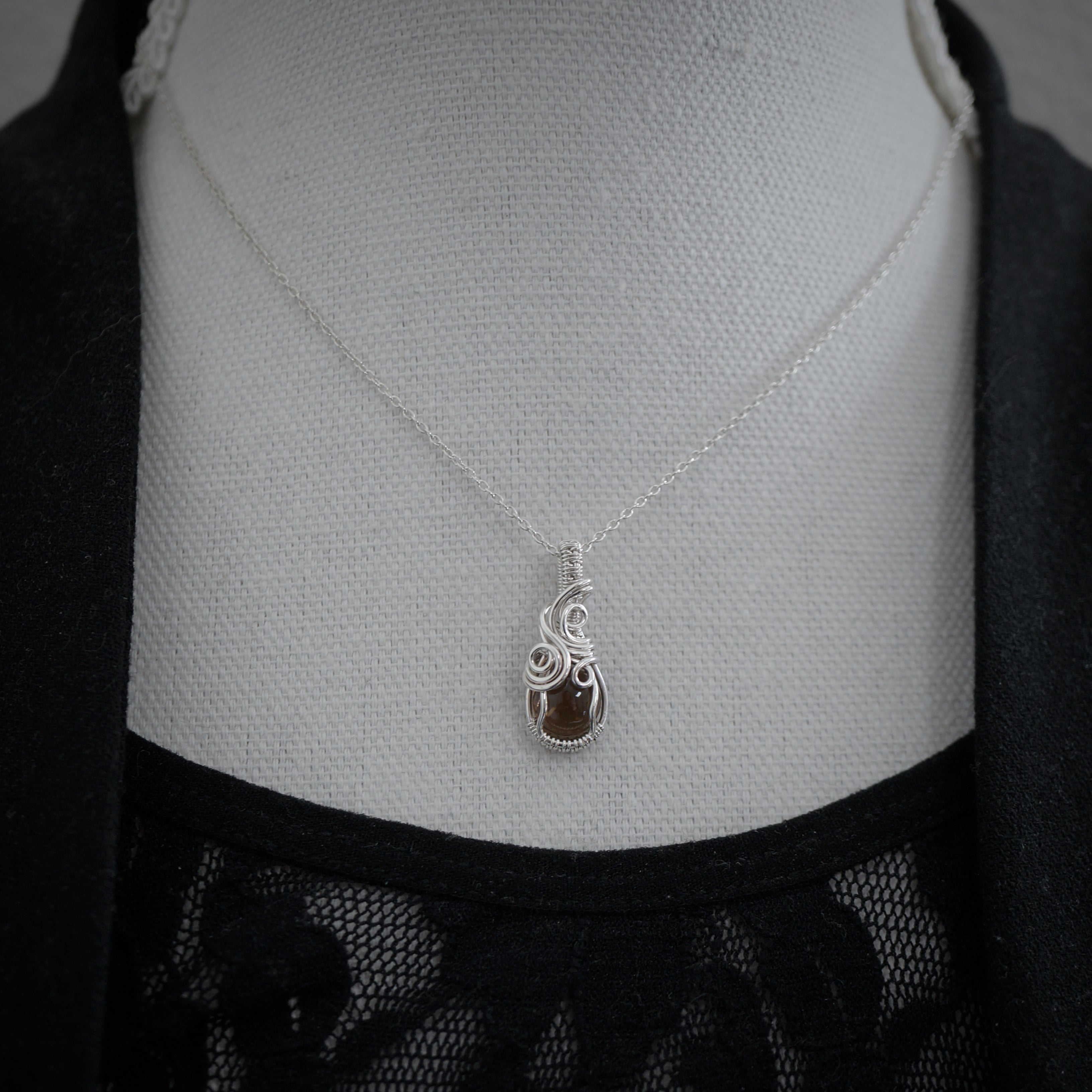 Sterling zilveren wire wrap hanger met rookkwarts – handgemaakt