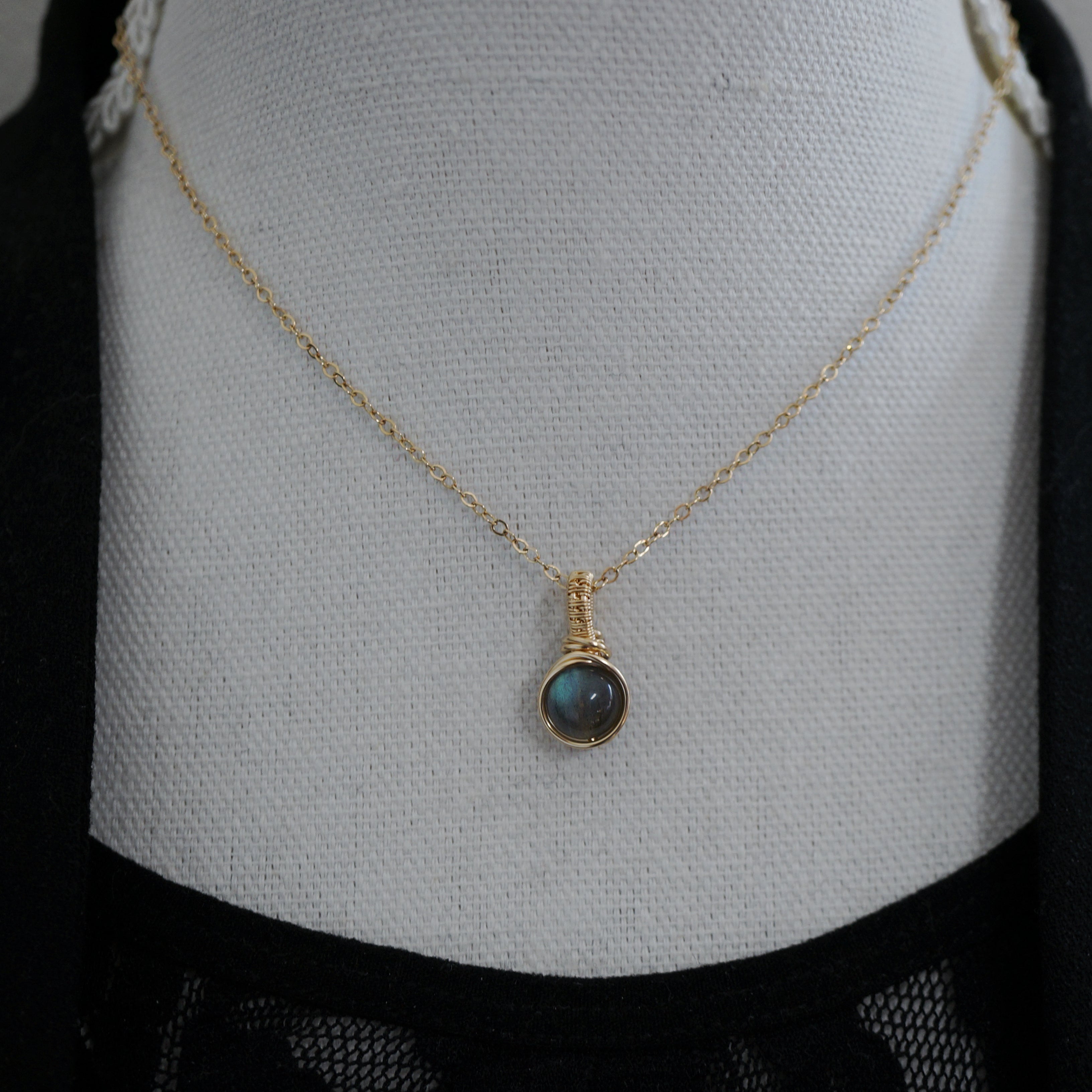 14k gold filled hanger met labradoriet