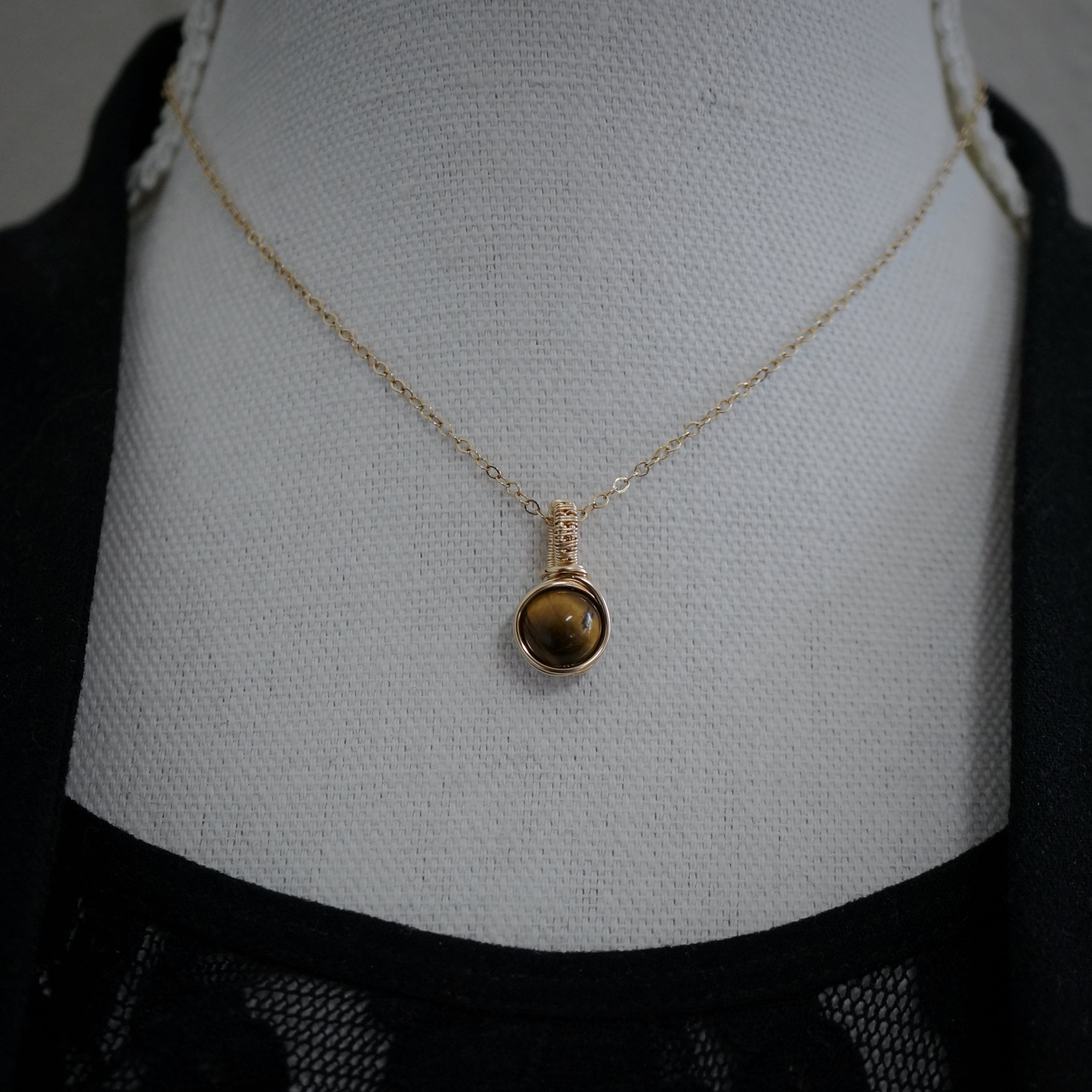14k Gold Filled Hanger met Tijgeroog, Handgemaakt Wire Wrap Sieraad