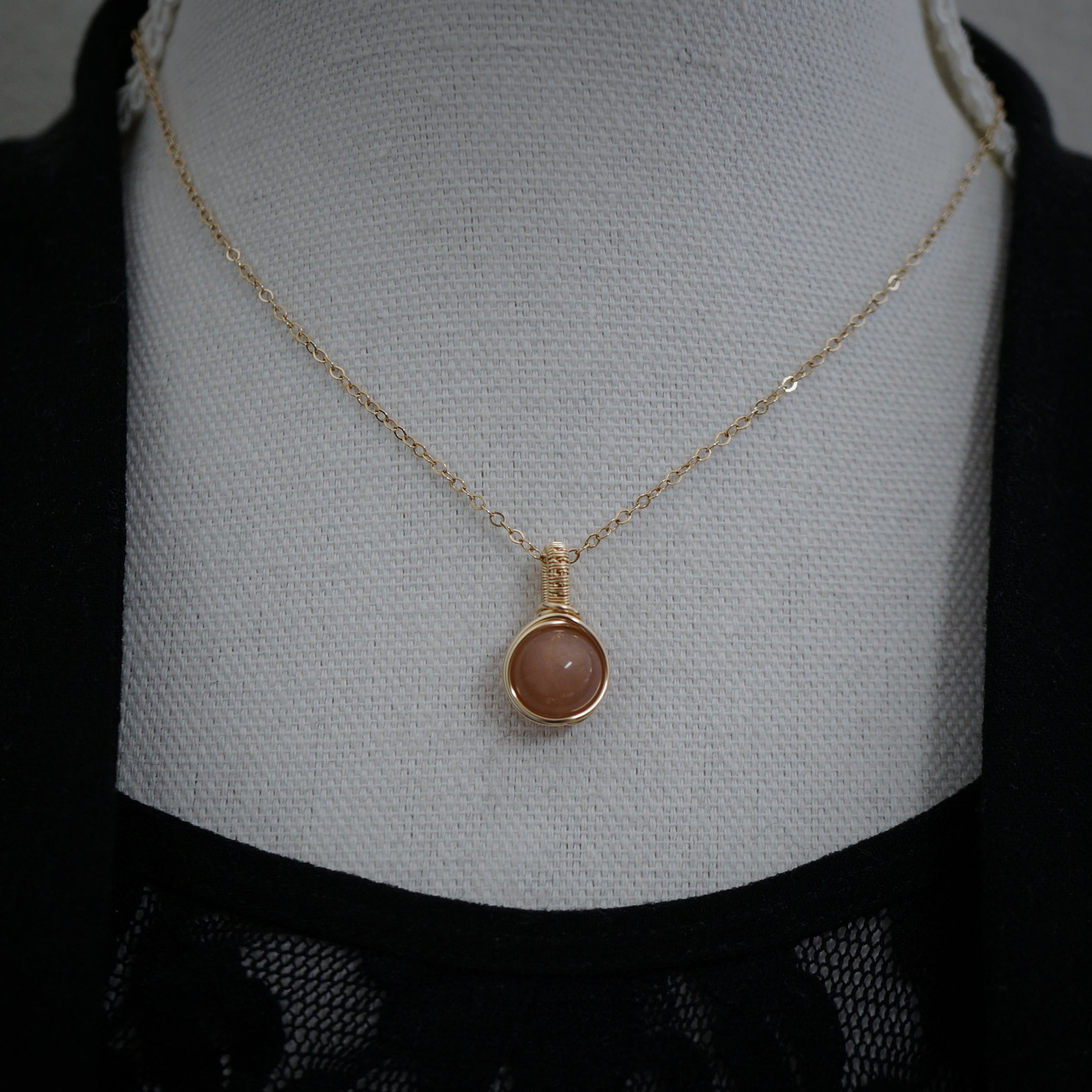 14k Gold Filled Wire Wrap Hanger met Zonnesteen, Handgemaakt en Uniek