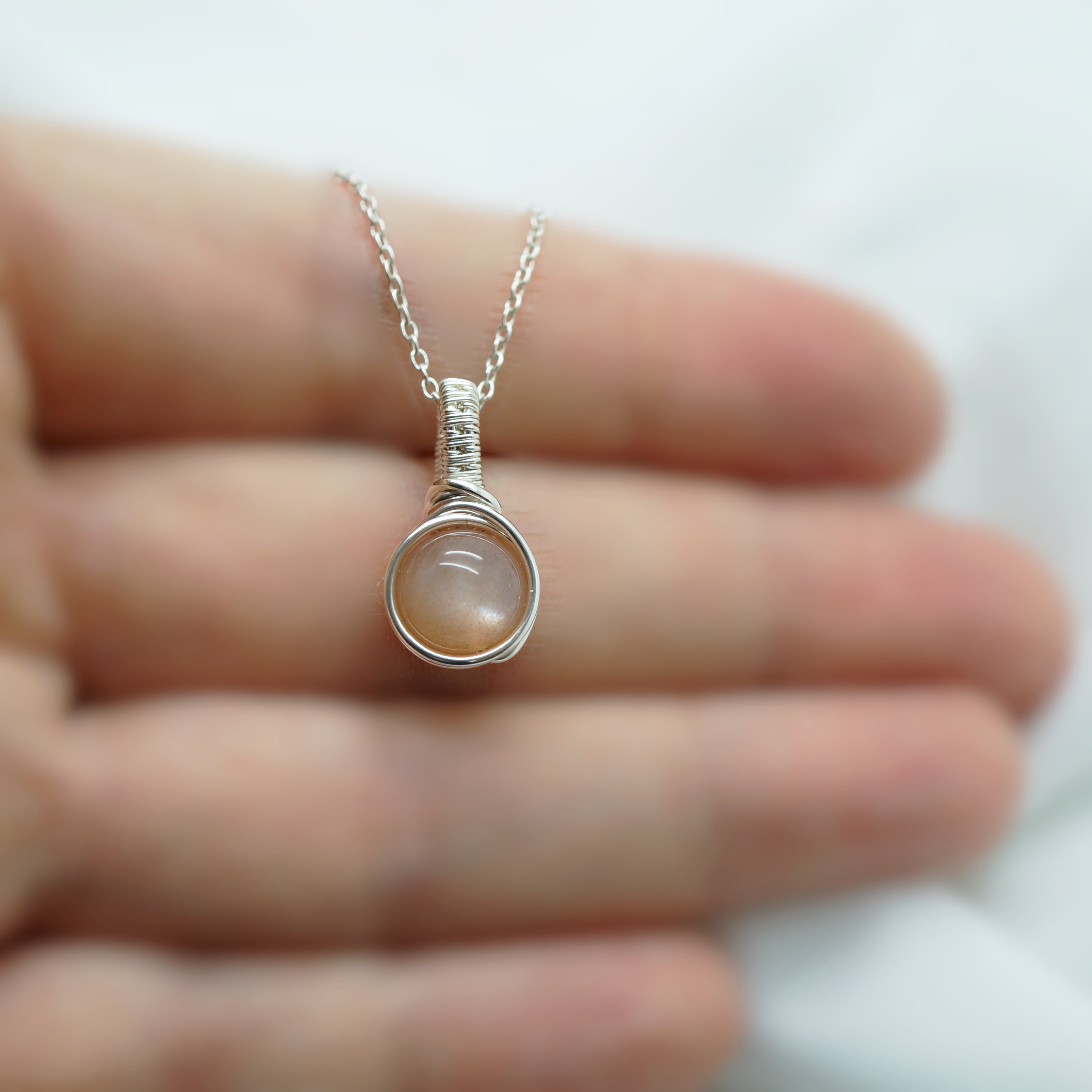 Sterling zilveren hanger met perzik maansteen, handgemaakt wire wrap sieraad