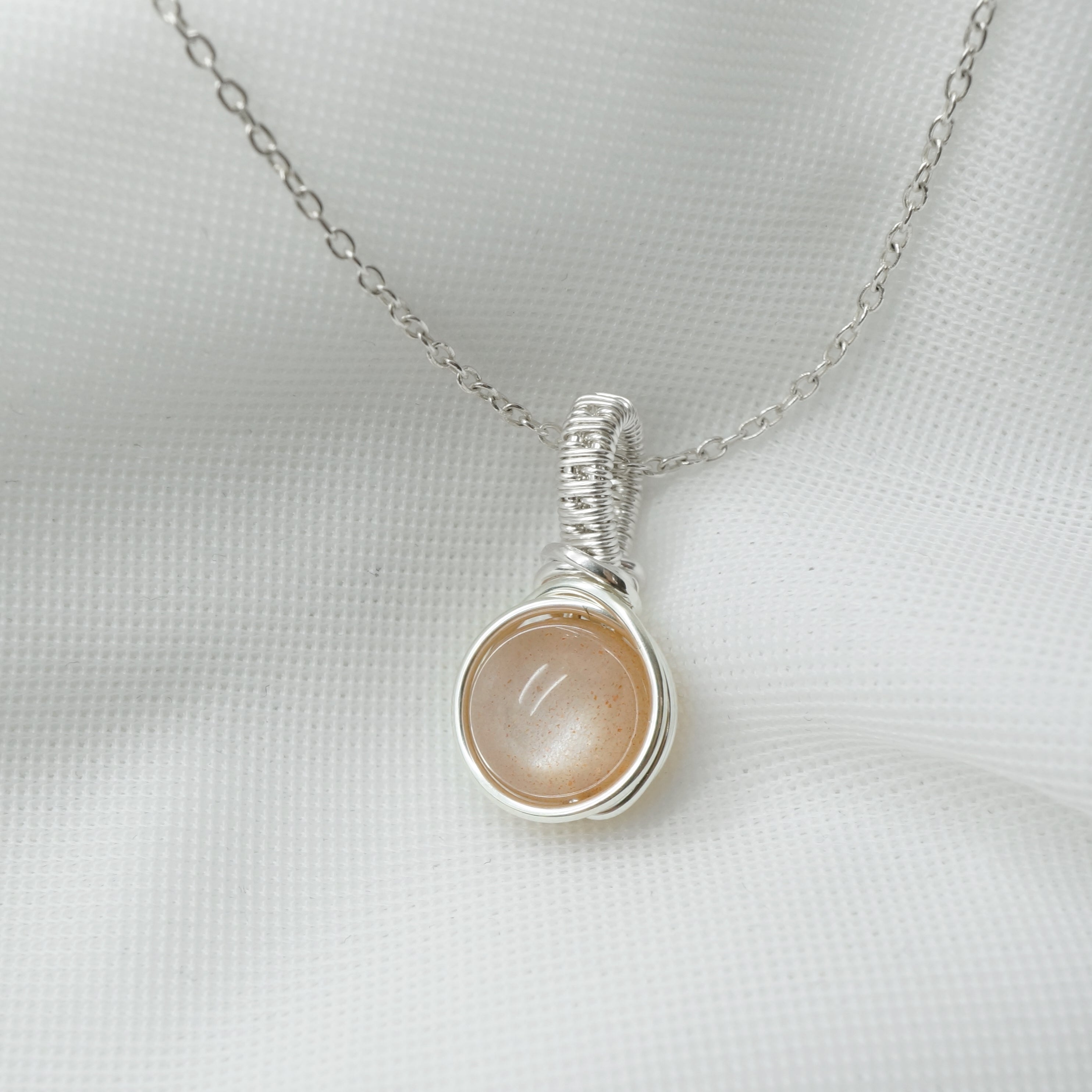 Sterling zilveren hanger met perzik maansteen, handgemaakt wire wrap sieraad