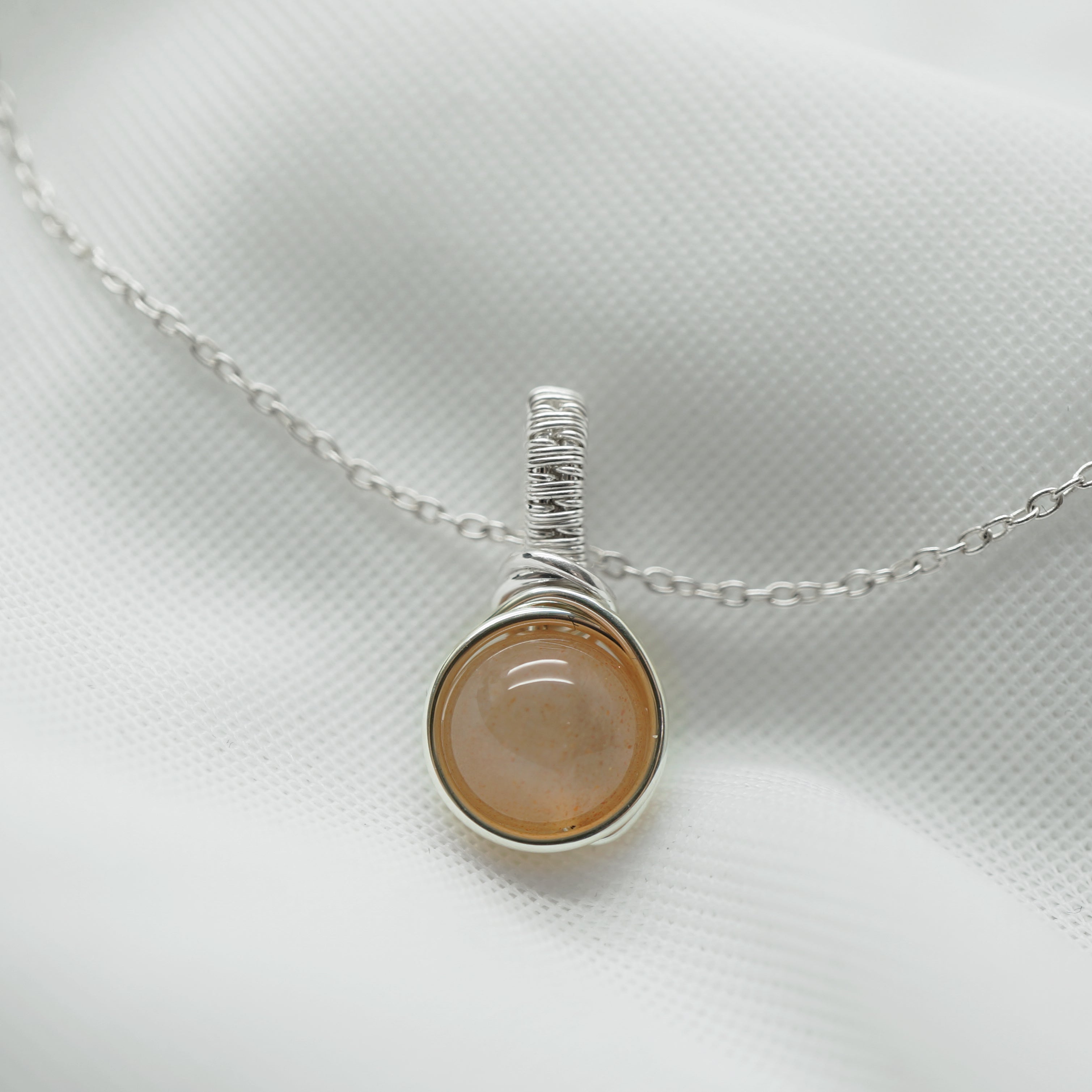 Sterling zilveren hanger met perzik maansteen, handgemaakt wire wrap sieraad