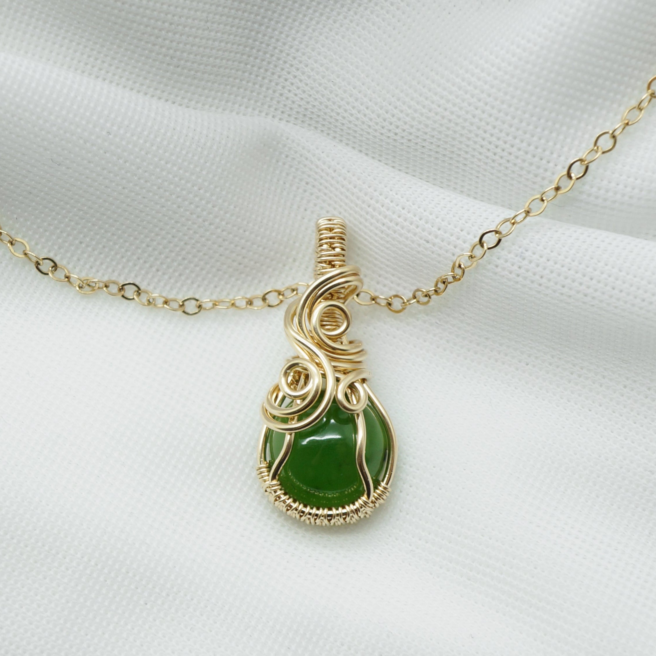 14k gold filled wire wrap hanger met nefriet jade