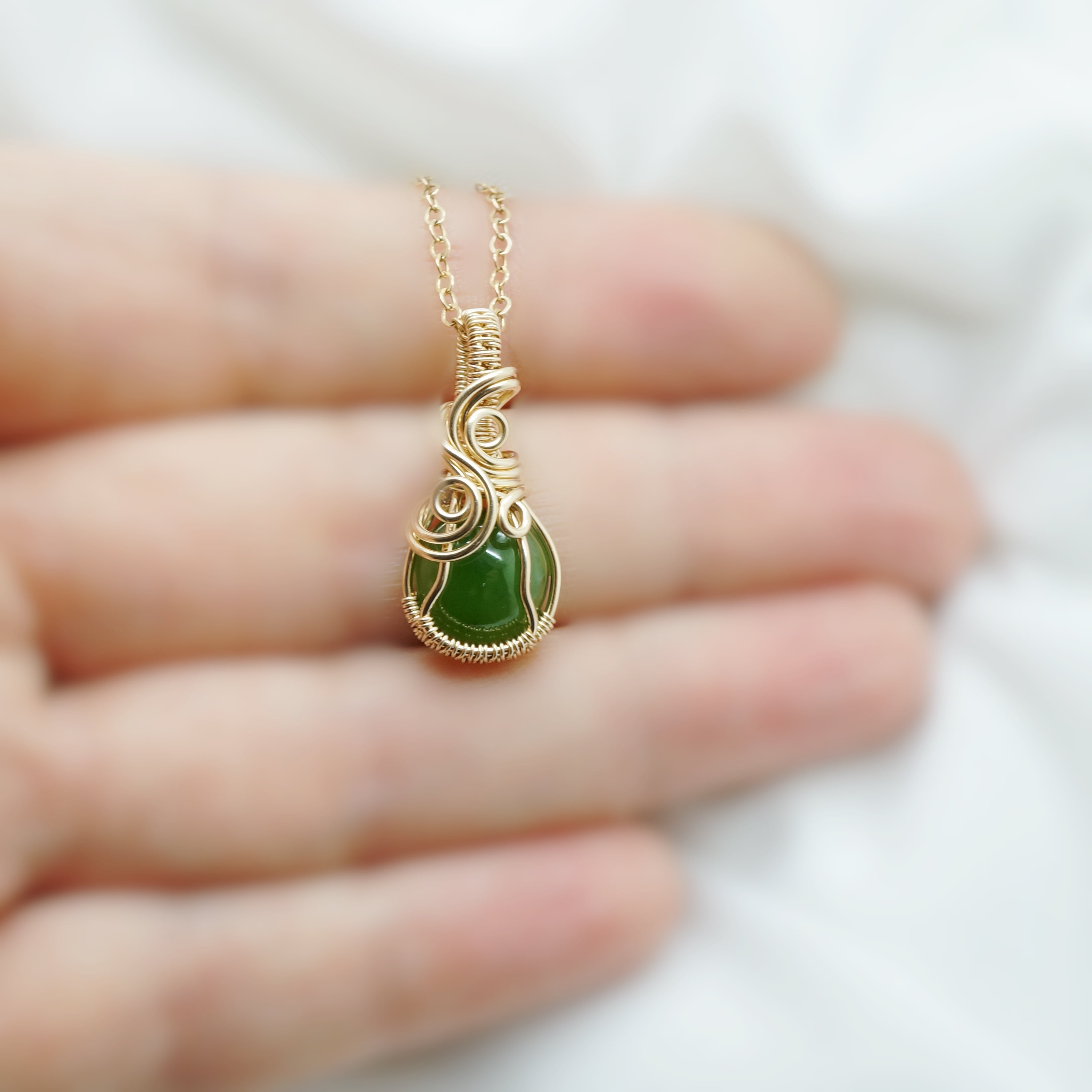 14k gold filled wire wrap hanger met nefriet jade