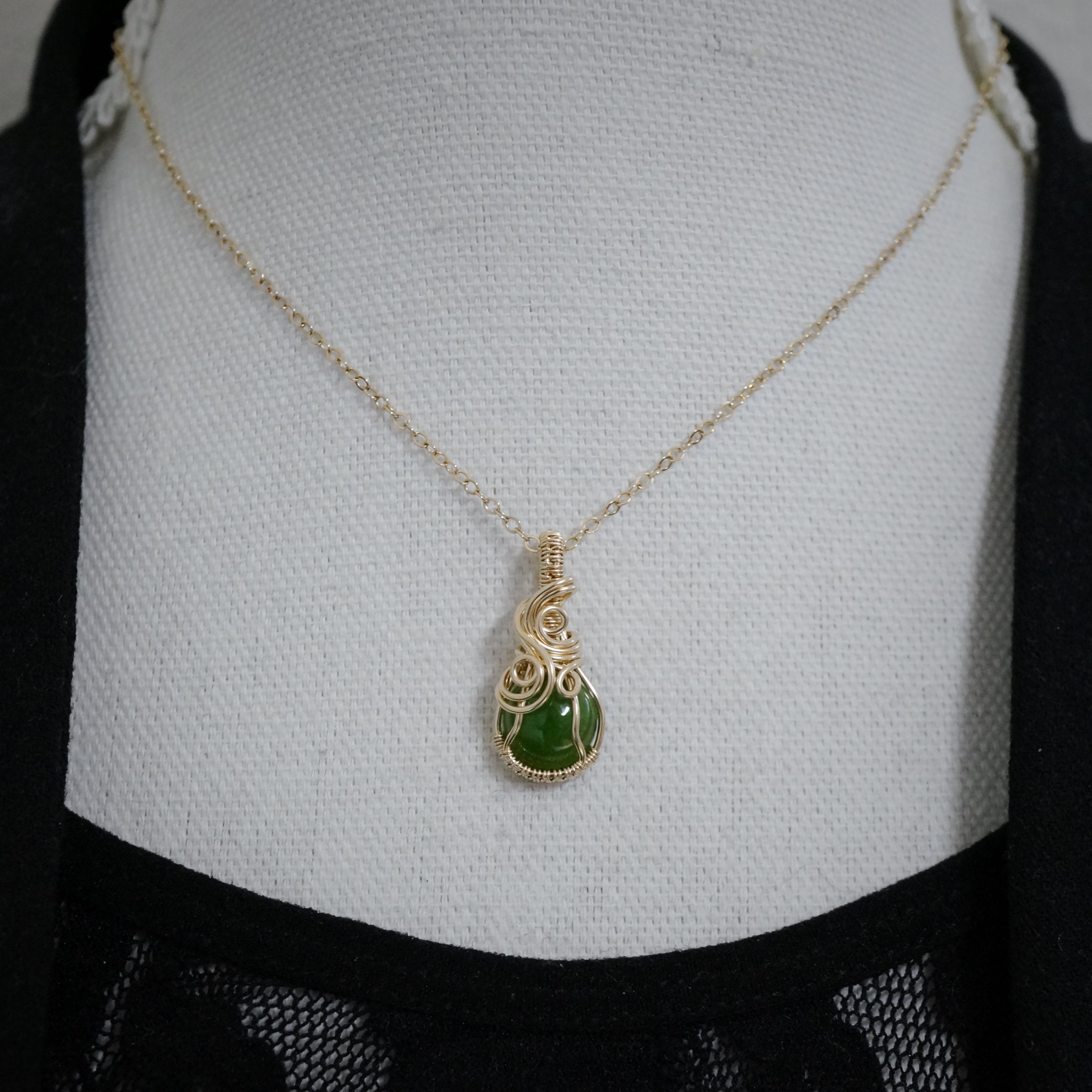 14k gold filled wire wrap hanger met nefriet jade