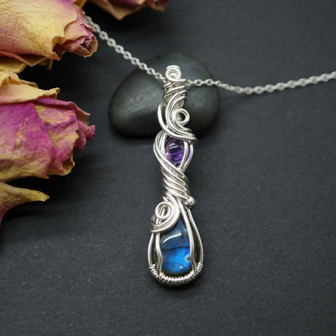 Sterling zilveren wire wrap hanger met labradoriet en amethist