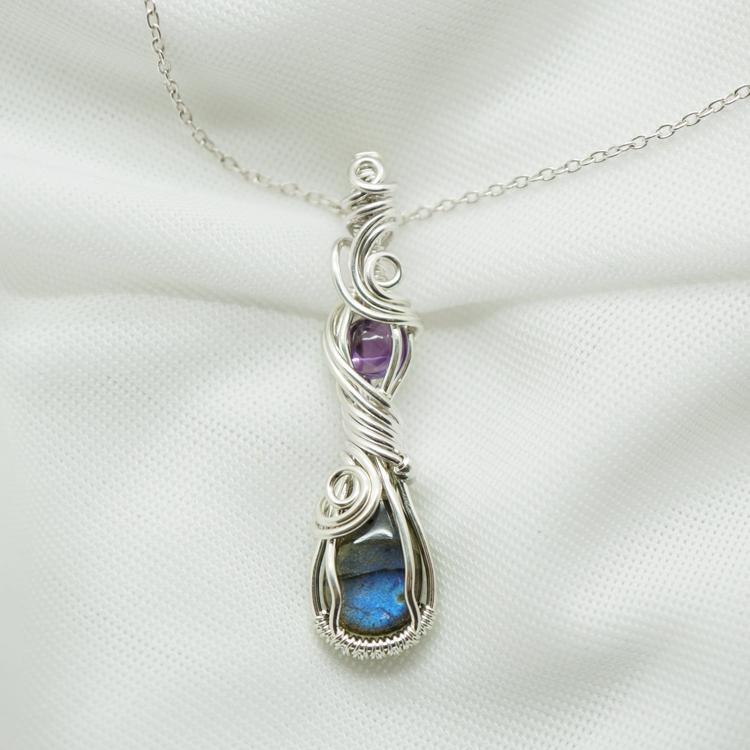Sterling zilveren wire wrap hanger met labradoriet en amethist