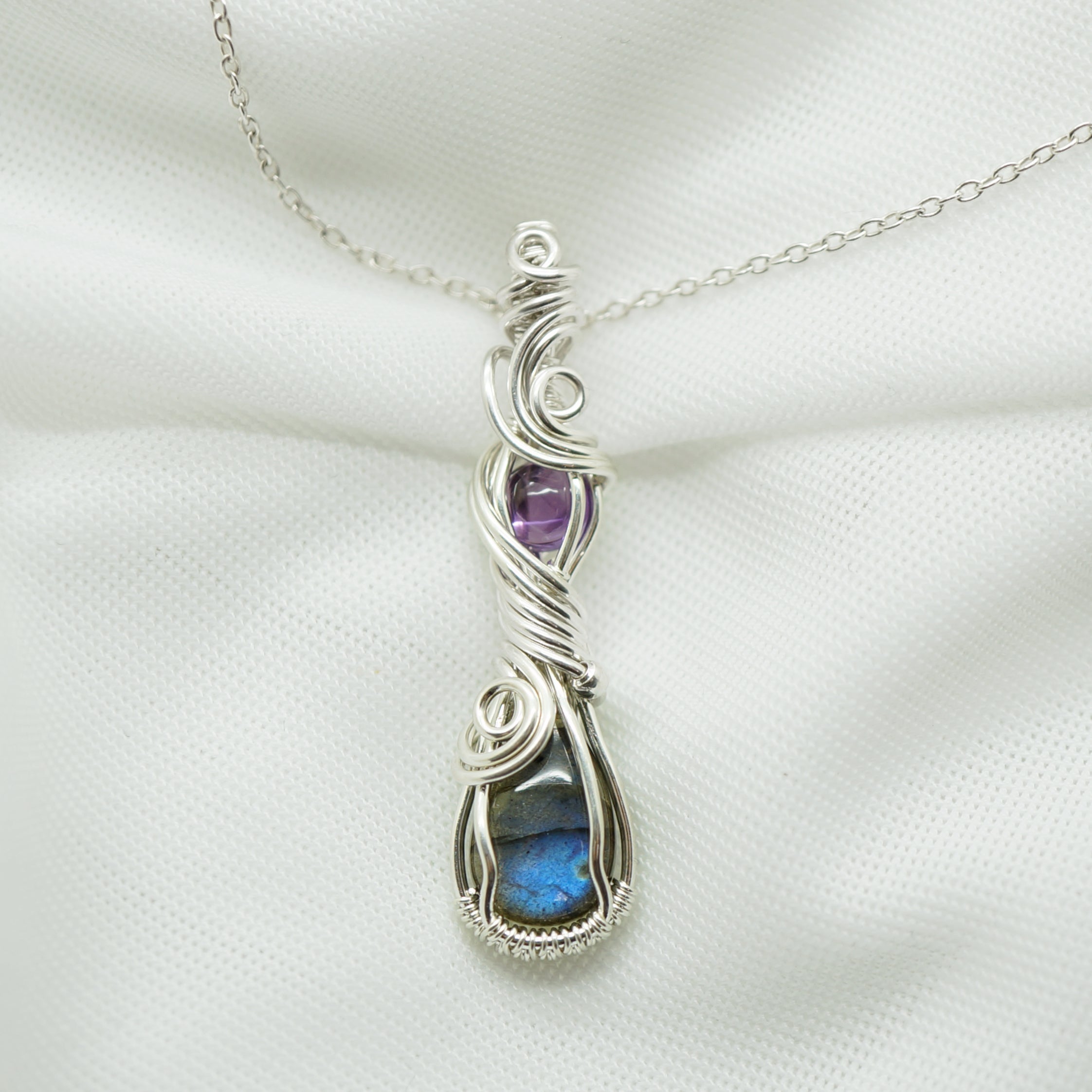 Sterling zilveren wire wrap hanger met labradoriet en amethist