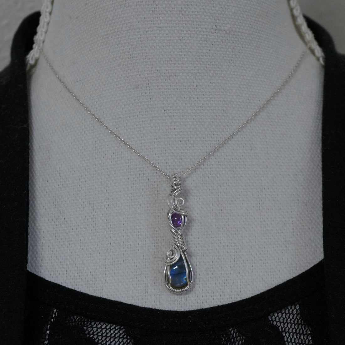 Sterling zilveren wire wrap hanger met labradoriet en amethist