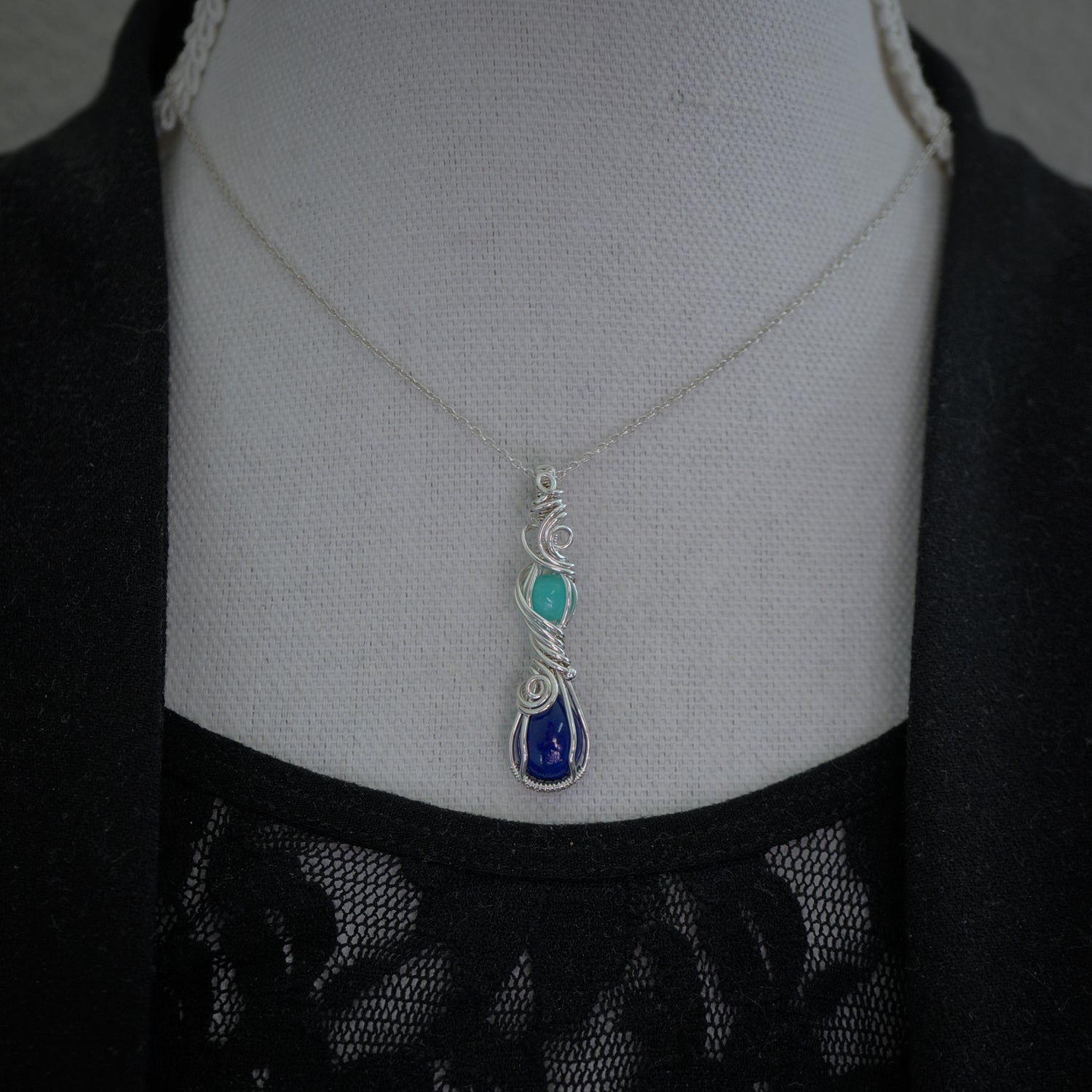 Zilveren hanger met lapis lazuli en amazoniet