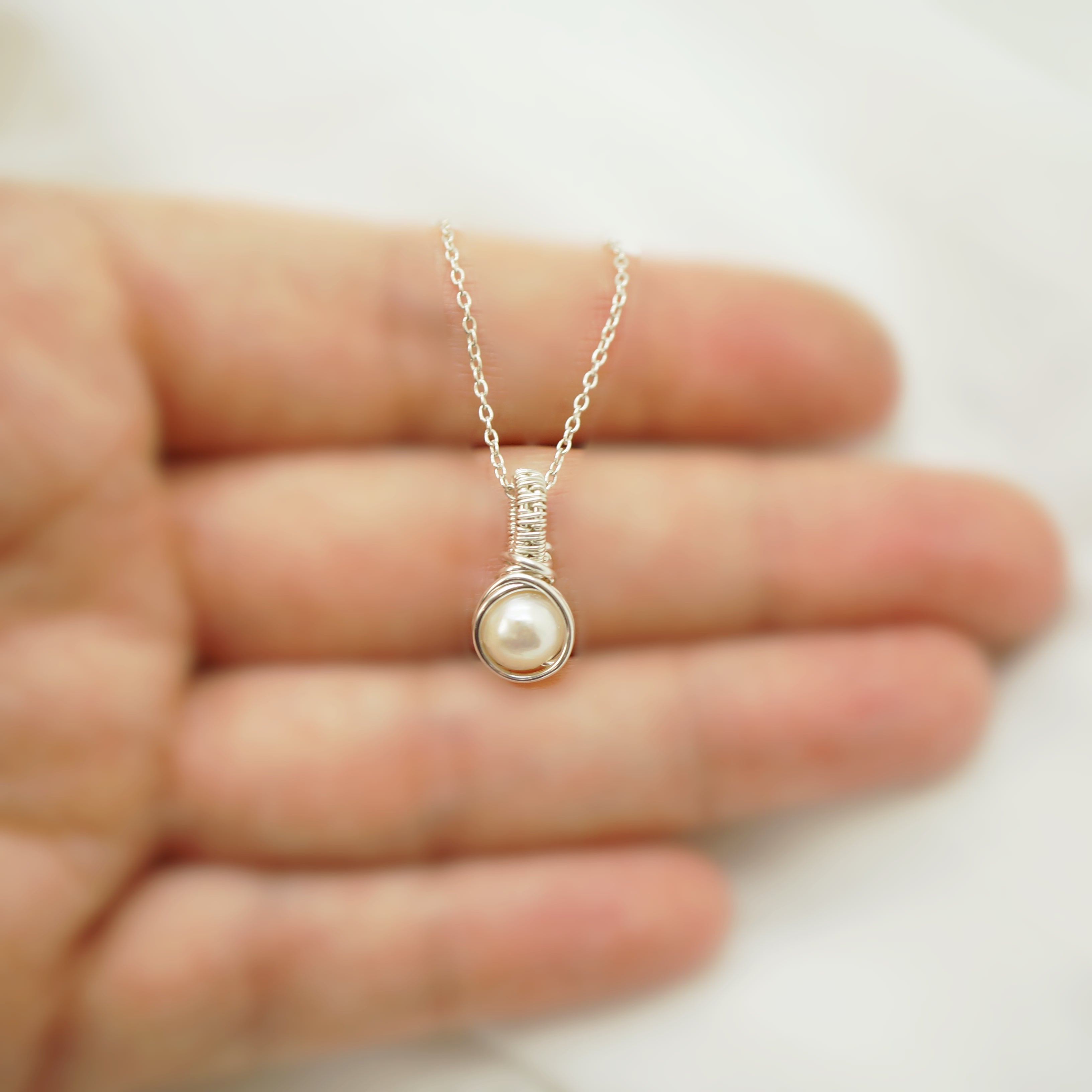 Zilveren wire wrap hanger met parel