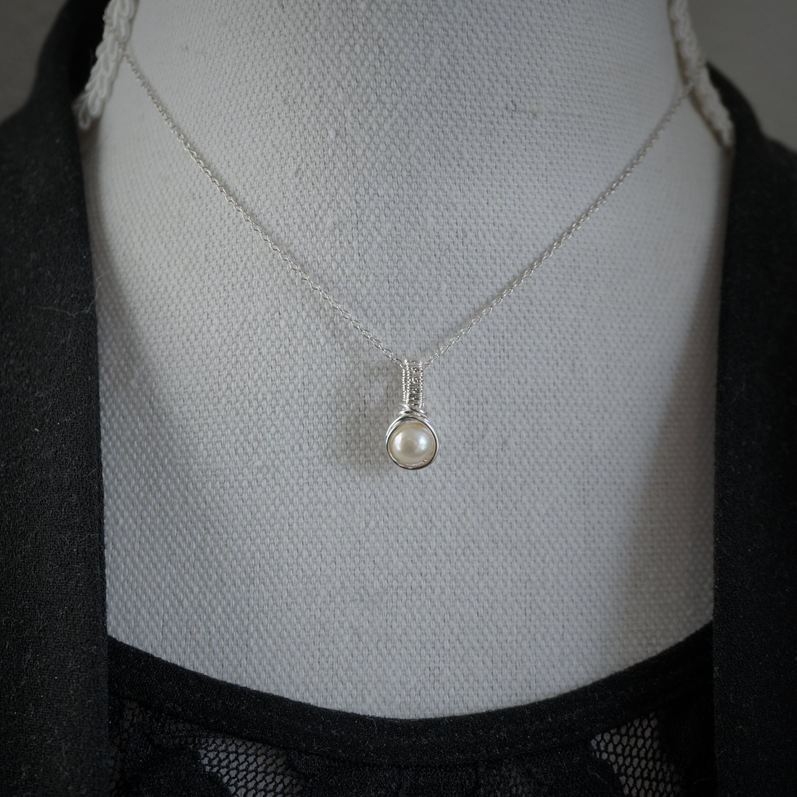 Zilveren wire wrap hanger met parel