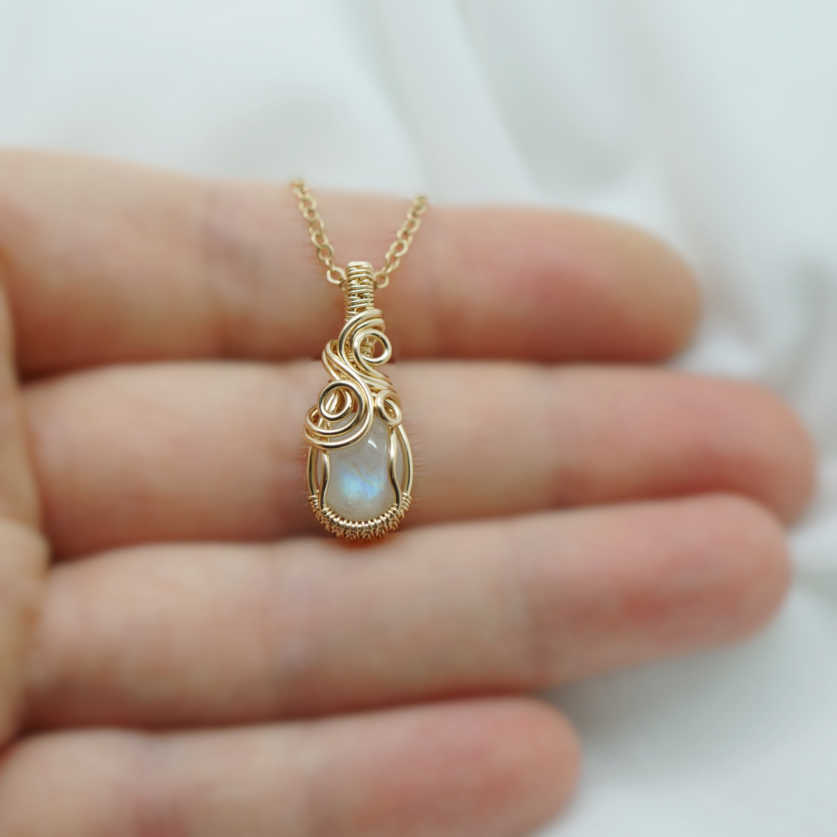 14k gold filled wire wrap hanger met regenboog maansteen