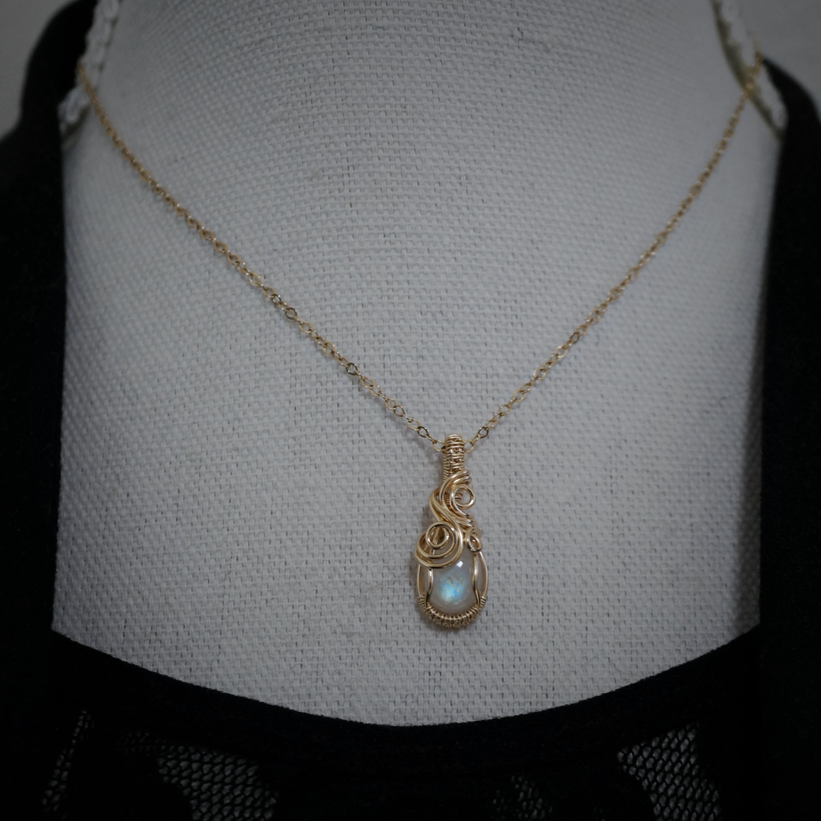 14k gold filled wire wrap hanger met regenboog maansteen