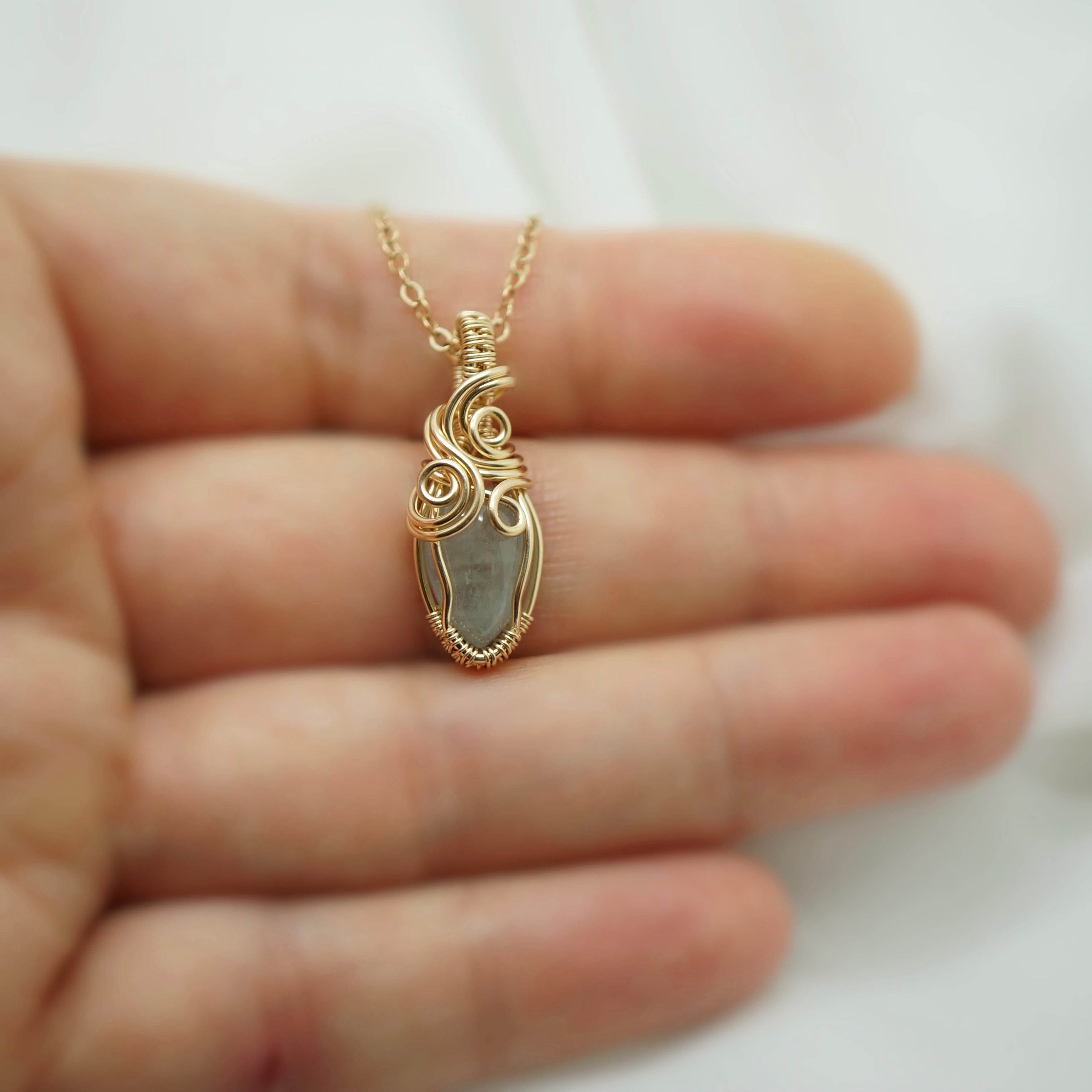 14k Gold Filled Wire Wrap Hanger met Aquamarijn