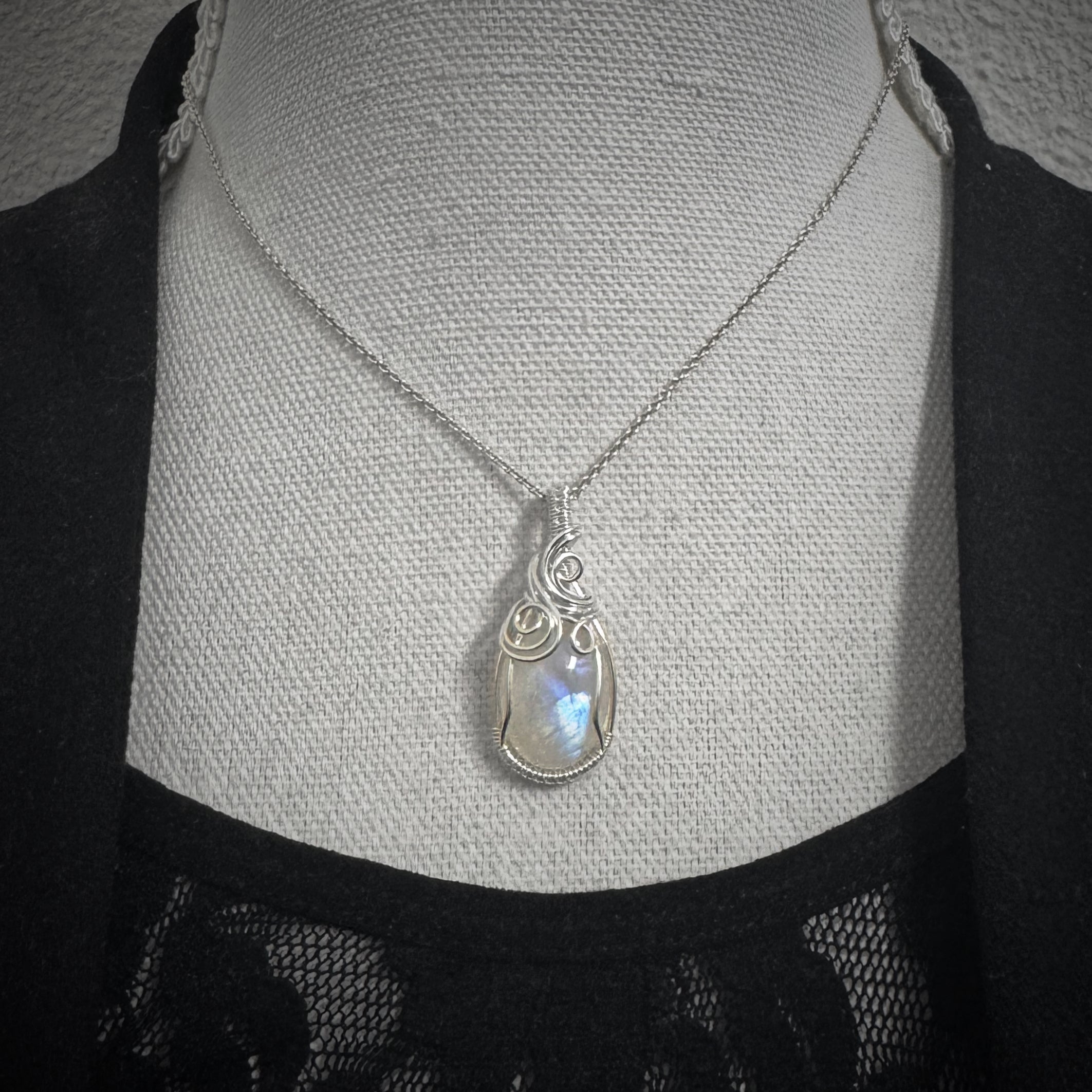 Sterling zilveren wire wrap hanger met regenboog maansteen