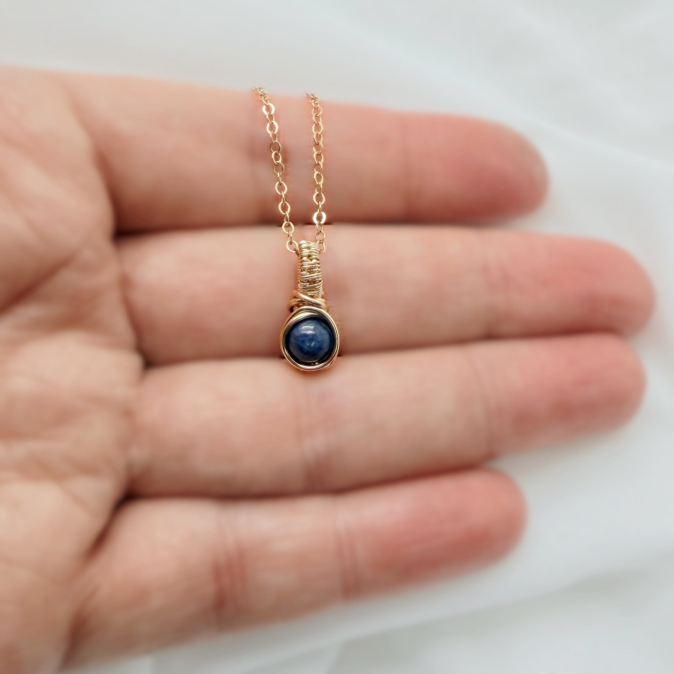 14k gold filled saffier hanger, symbool van wijsheid en innerlijke rust