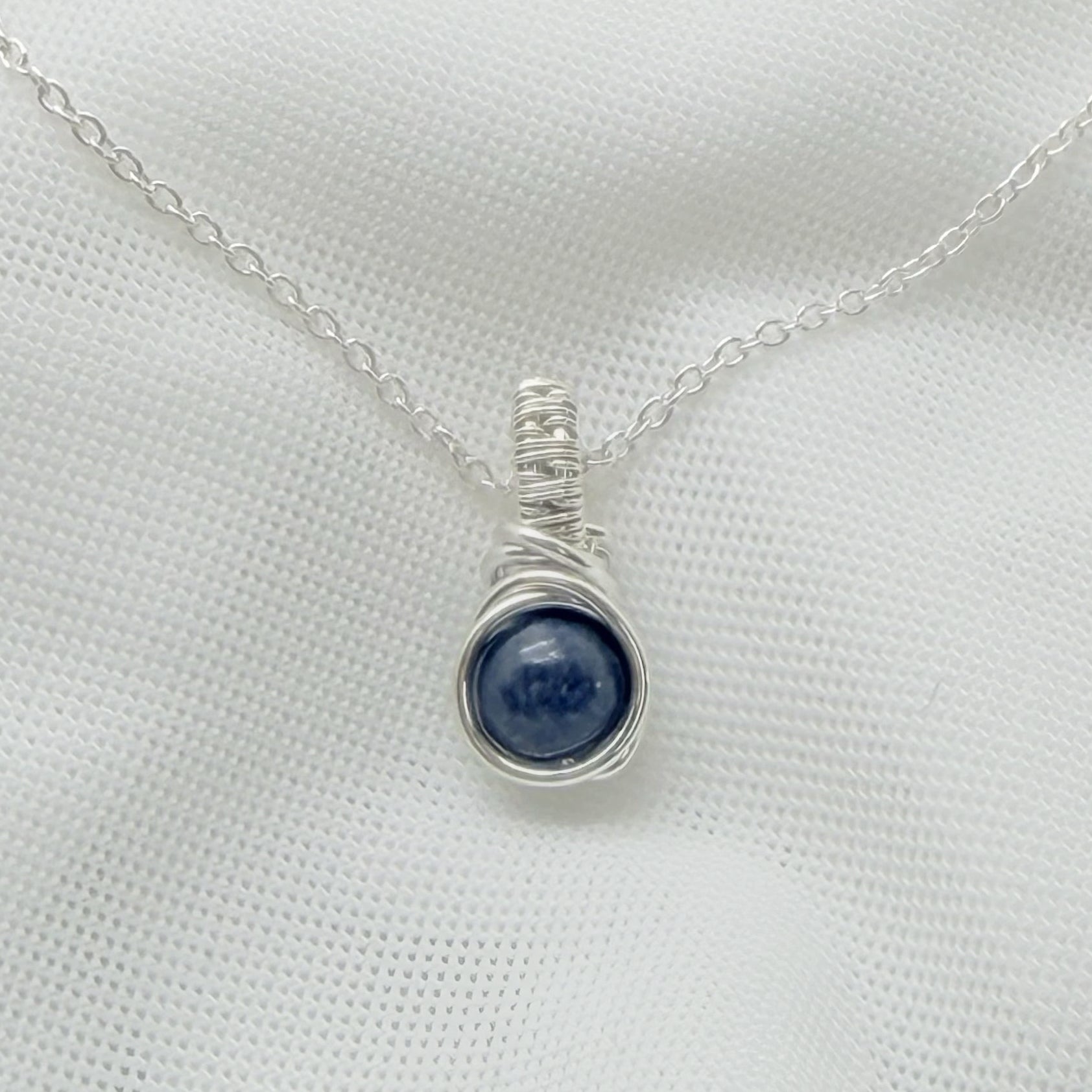 Zilveren saffier hanger, symbool van rust en helder denken