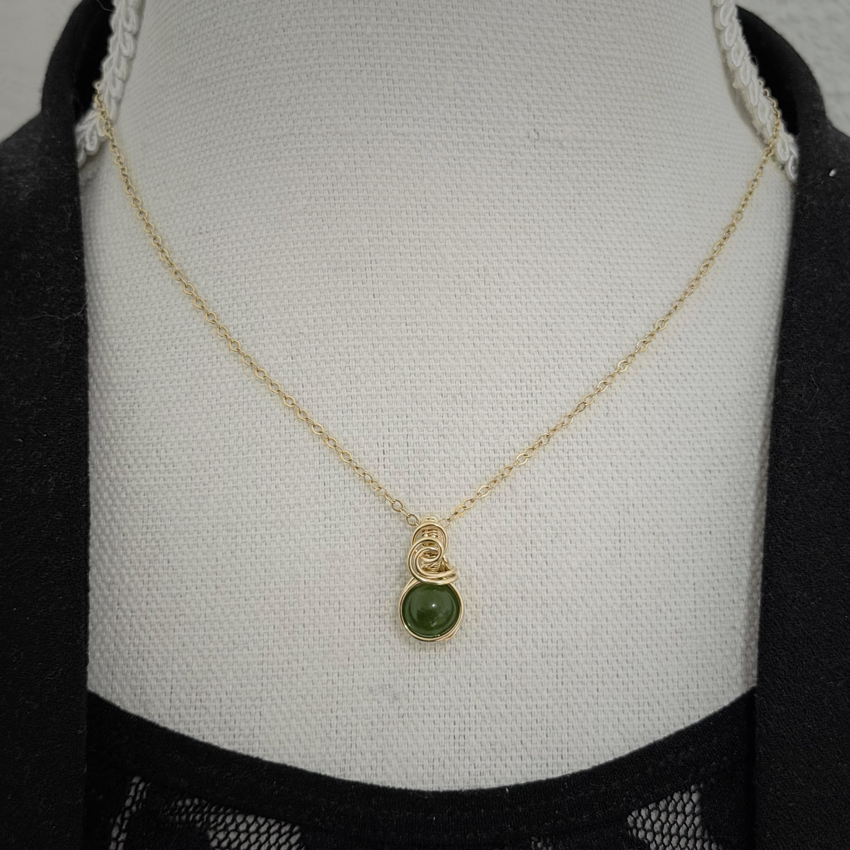14k gold filled wire wrap hanger met groene nefriet jade