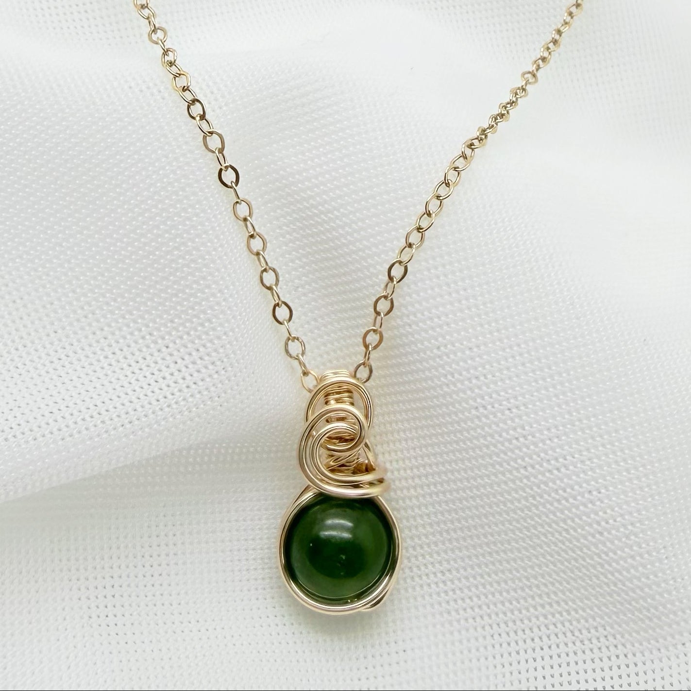 14k gold filled wire wrap hanger met groene nefriet jade
