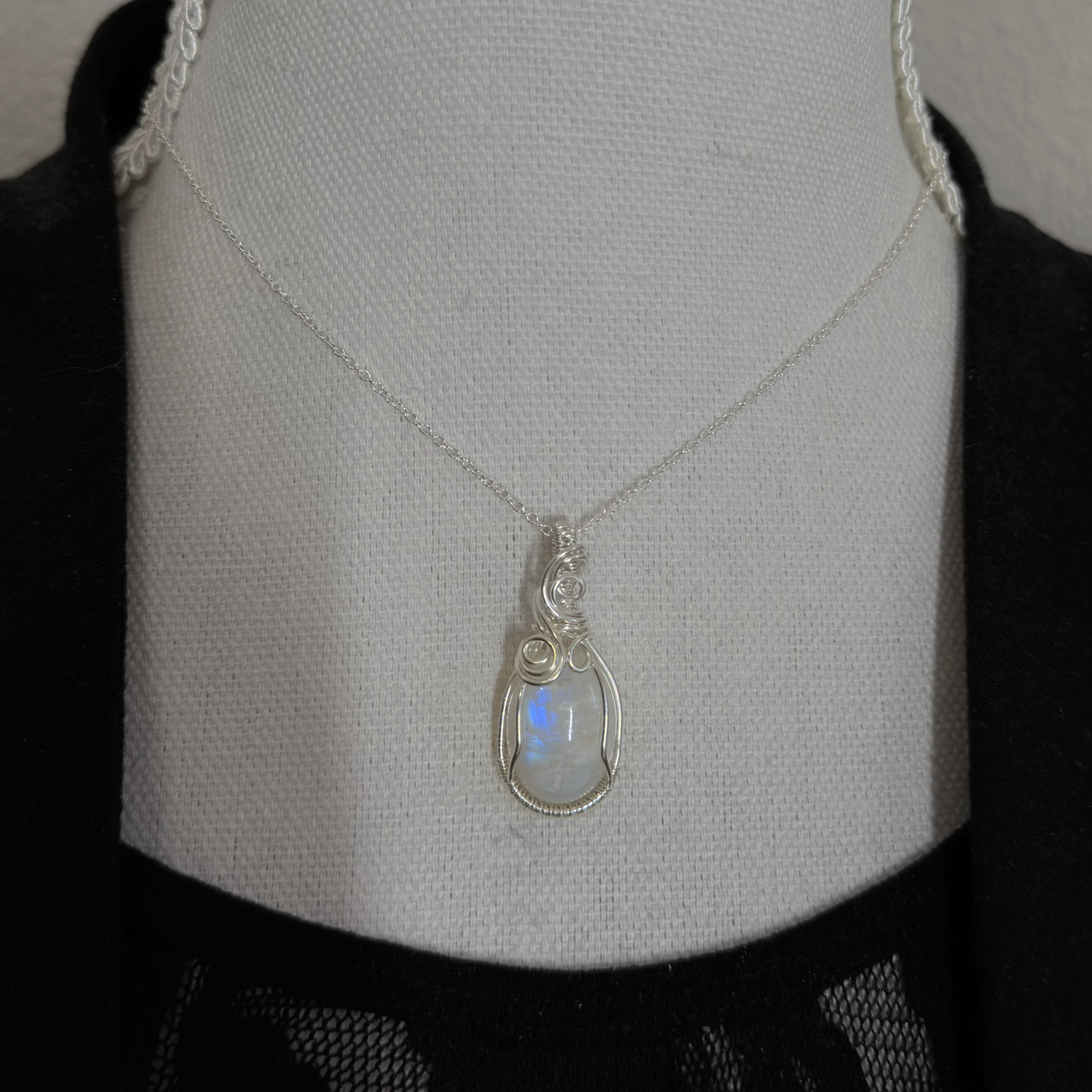 Sterling zilveren wire wrap hanger met regenboog maansteen