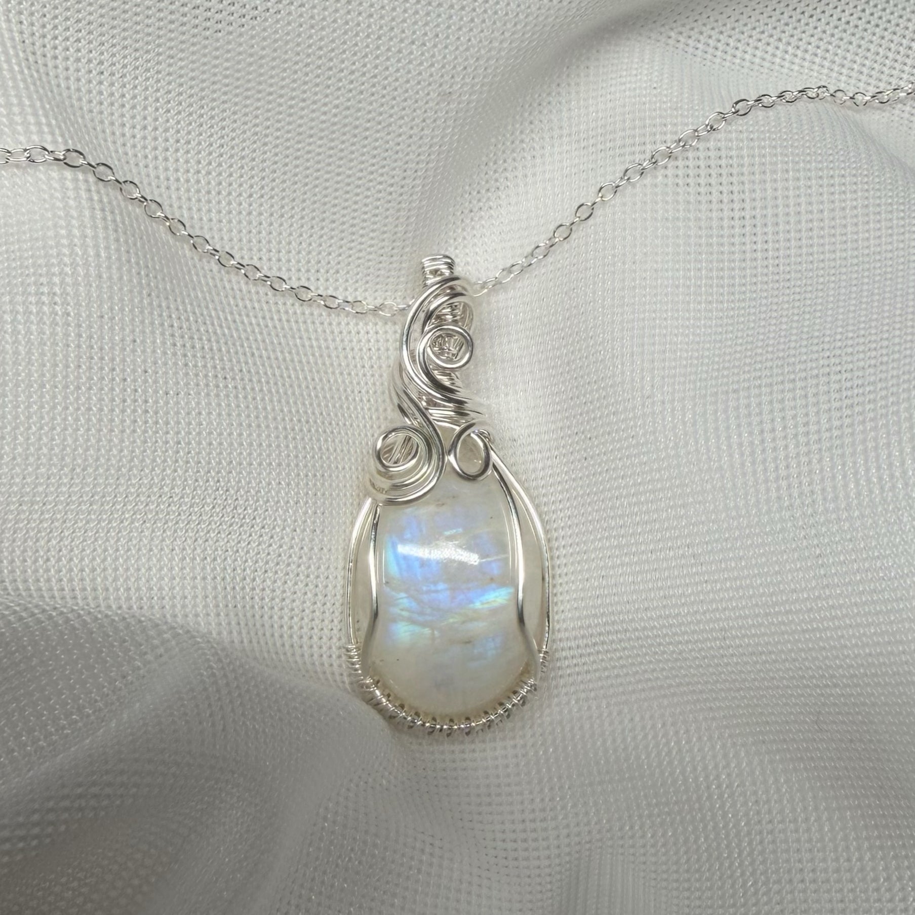 Sterling zilveren wire wrap hanger met regenboog maansteen