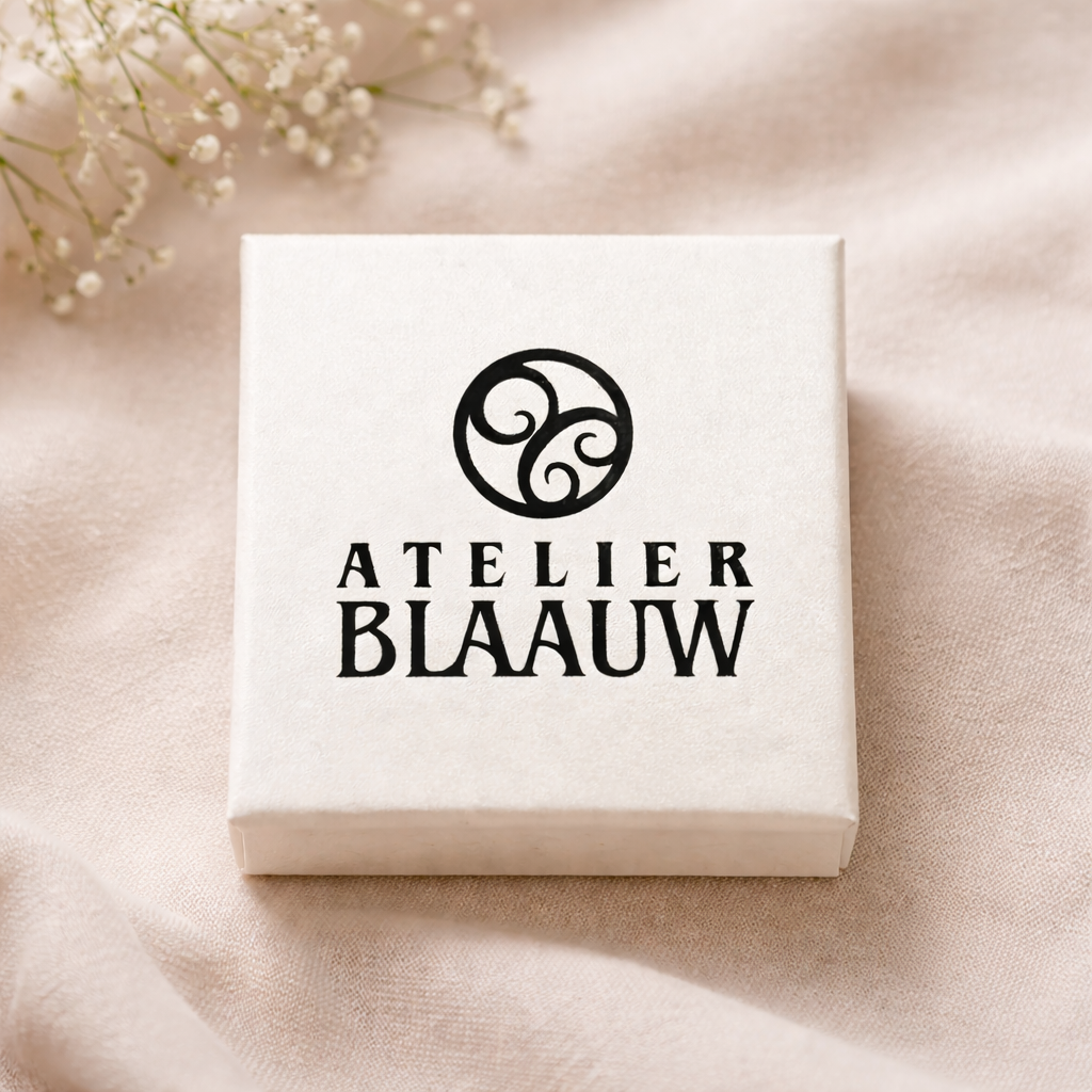 Sierlijke 14k gold filled wire wrap hanger met robijn