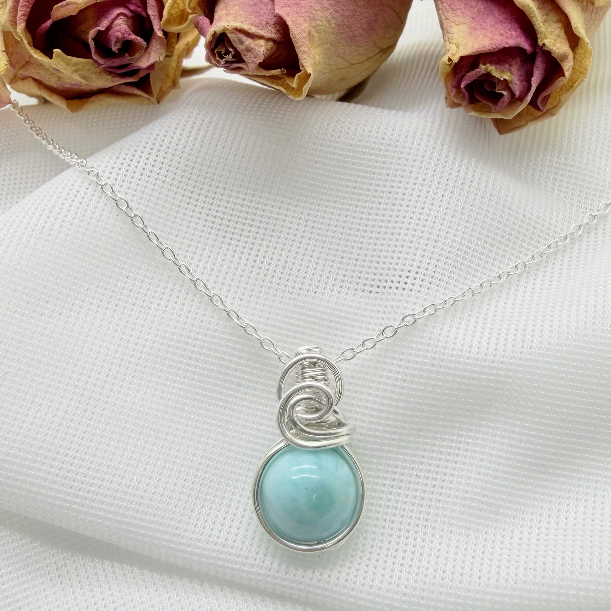 Sierlijke sterling zilveren wire wrap hanger met larimar