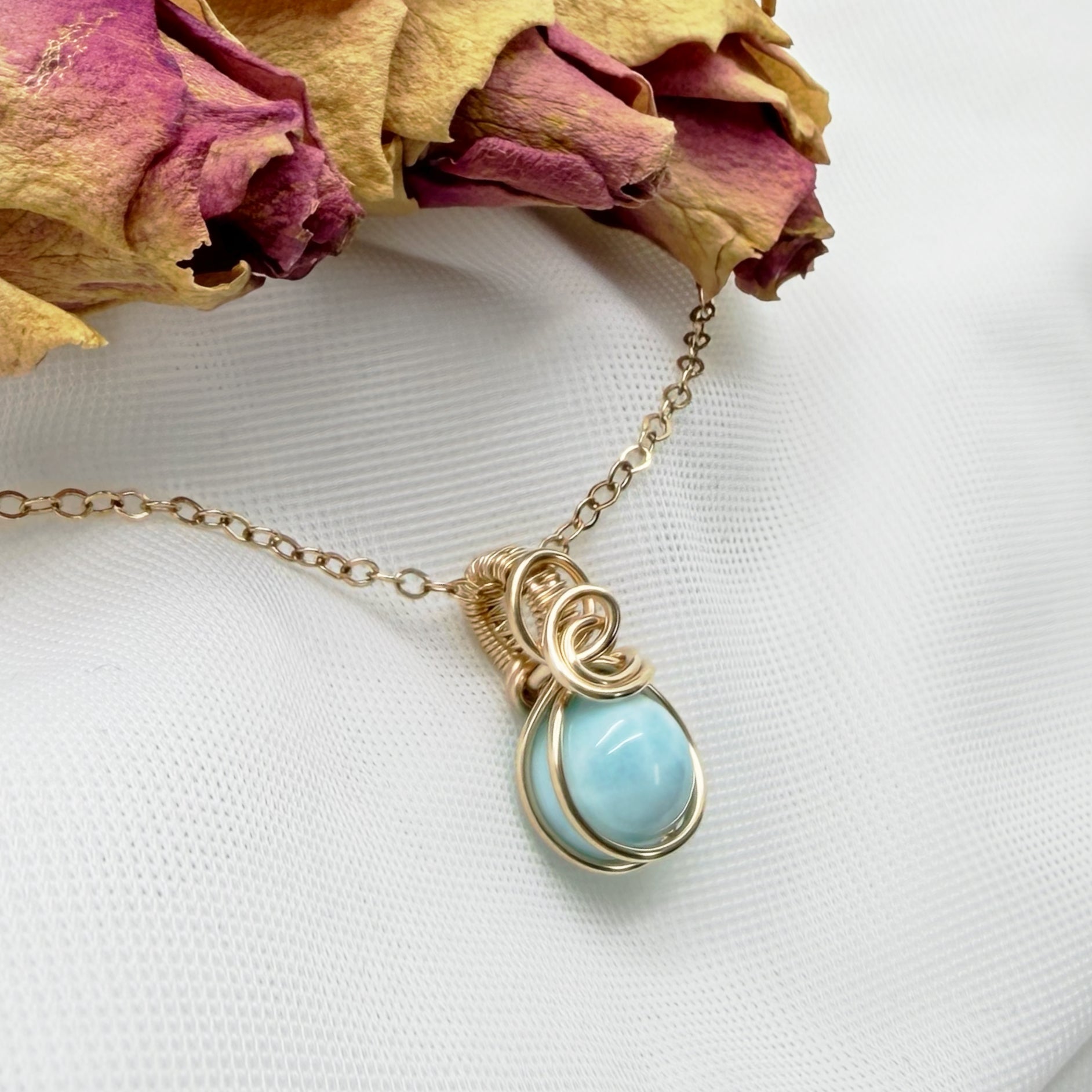 Sierlijke 14k gold filled wire wrap hanger met larimar