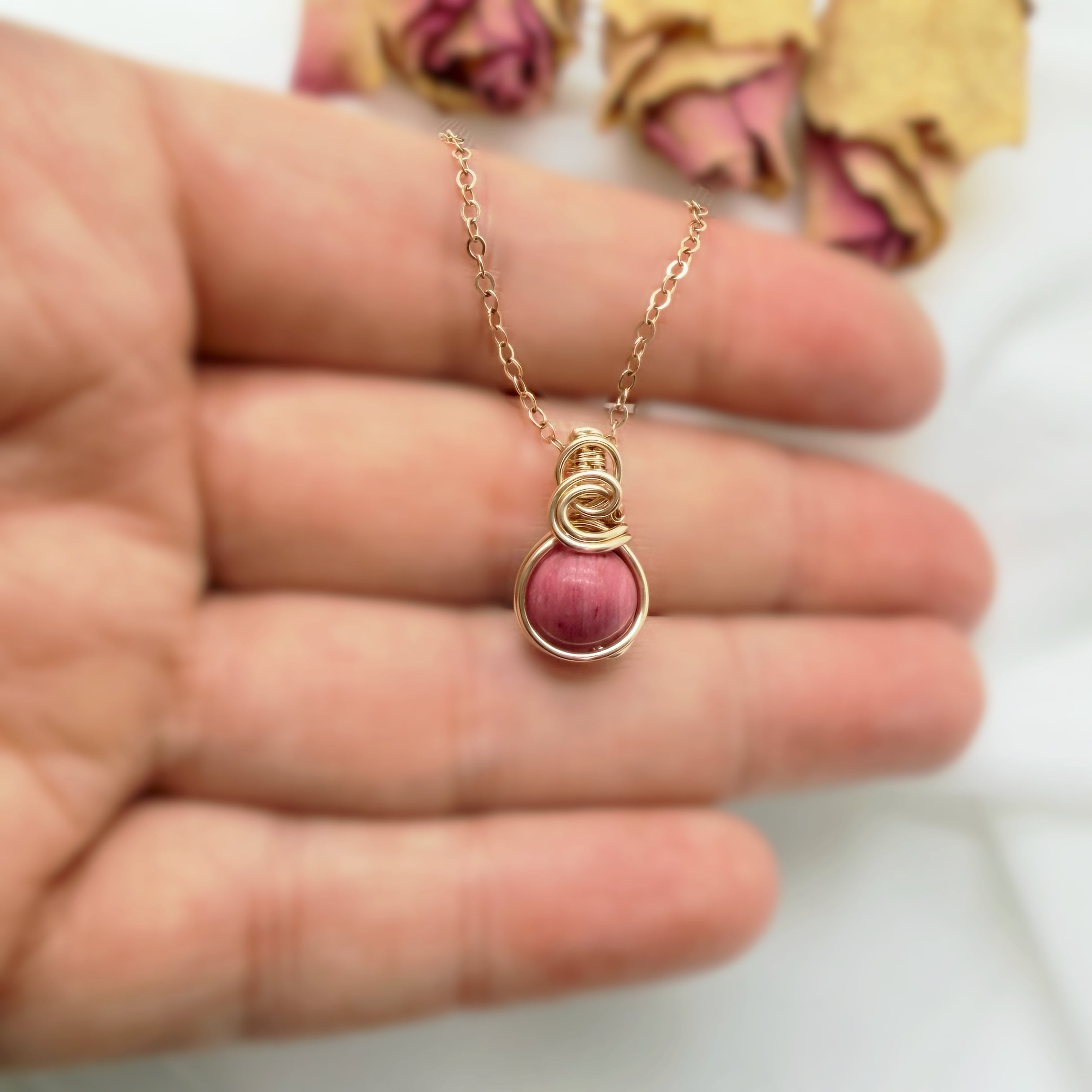 Sierlijke 14k gold filled hanger met rhodoniet