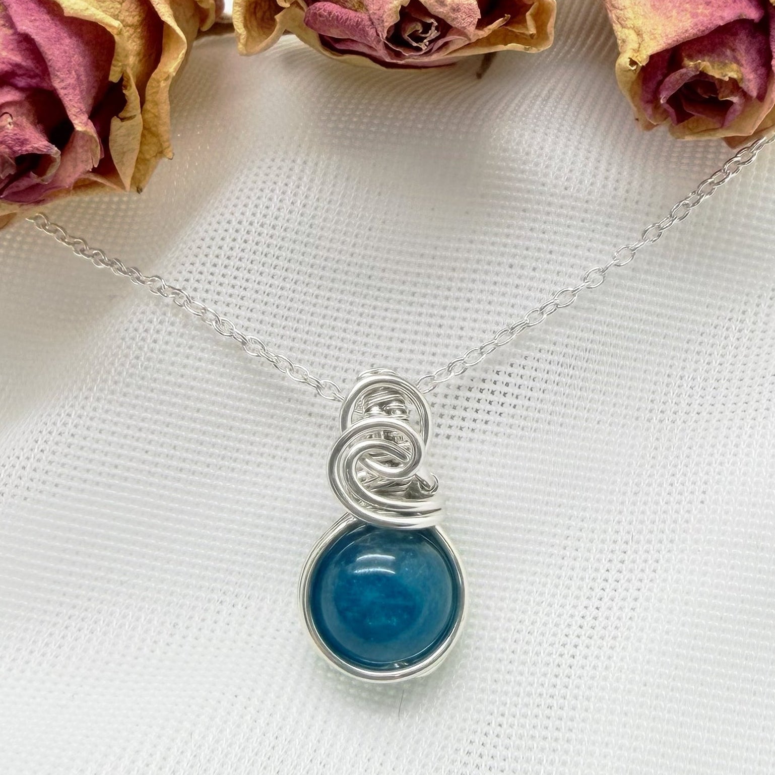 Sierlijke sterling zilveren wire wrap hanger met apatiet