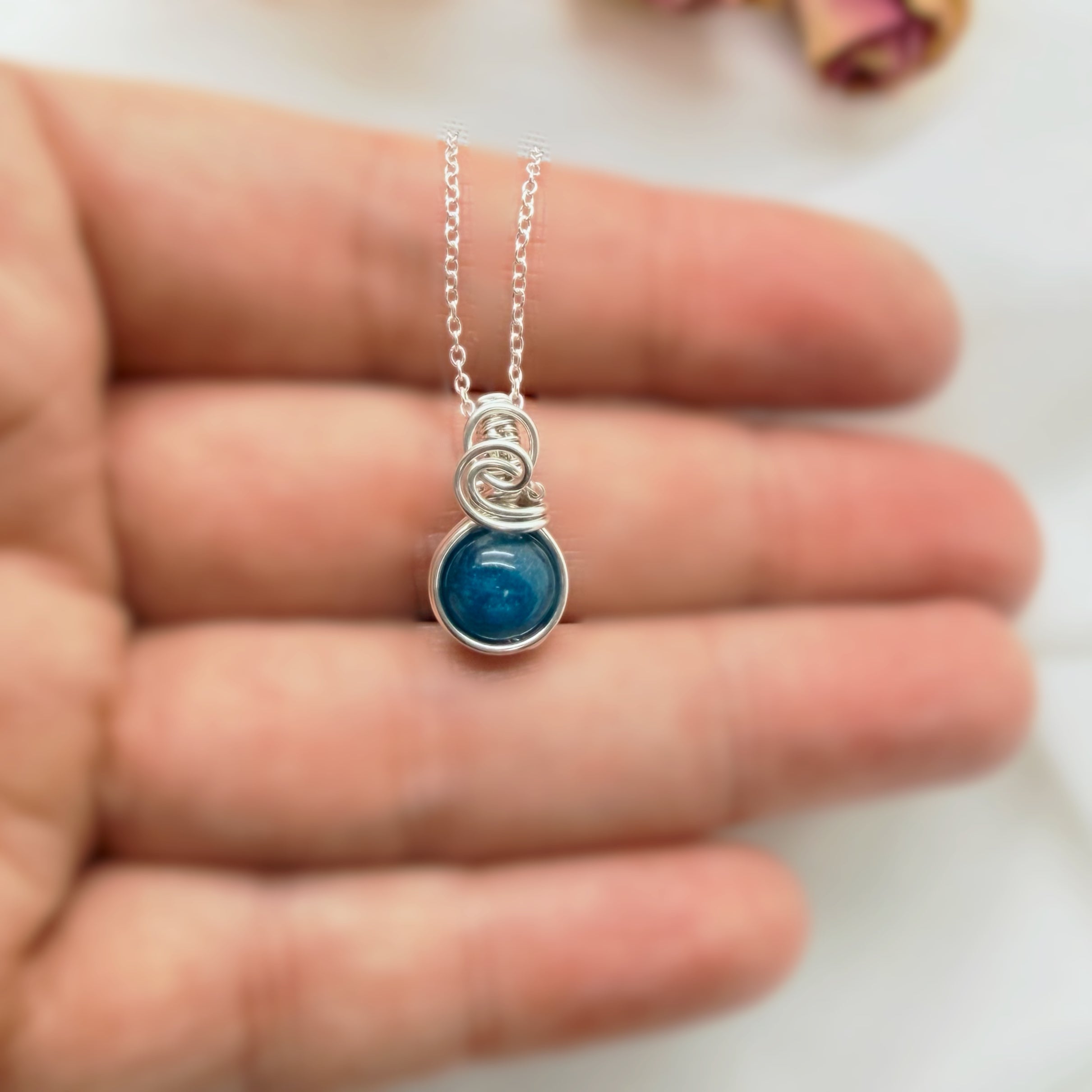 Sierlijke sterling zilveren wire wrap hanger met apatiet