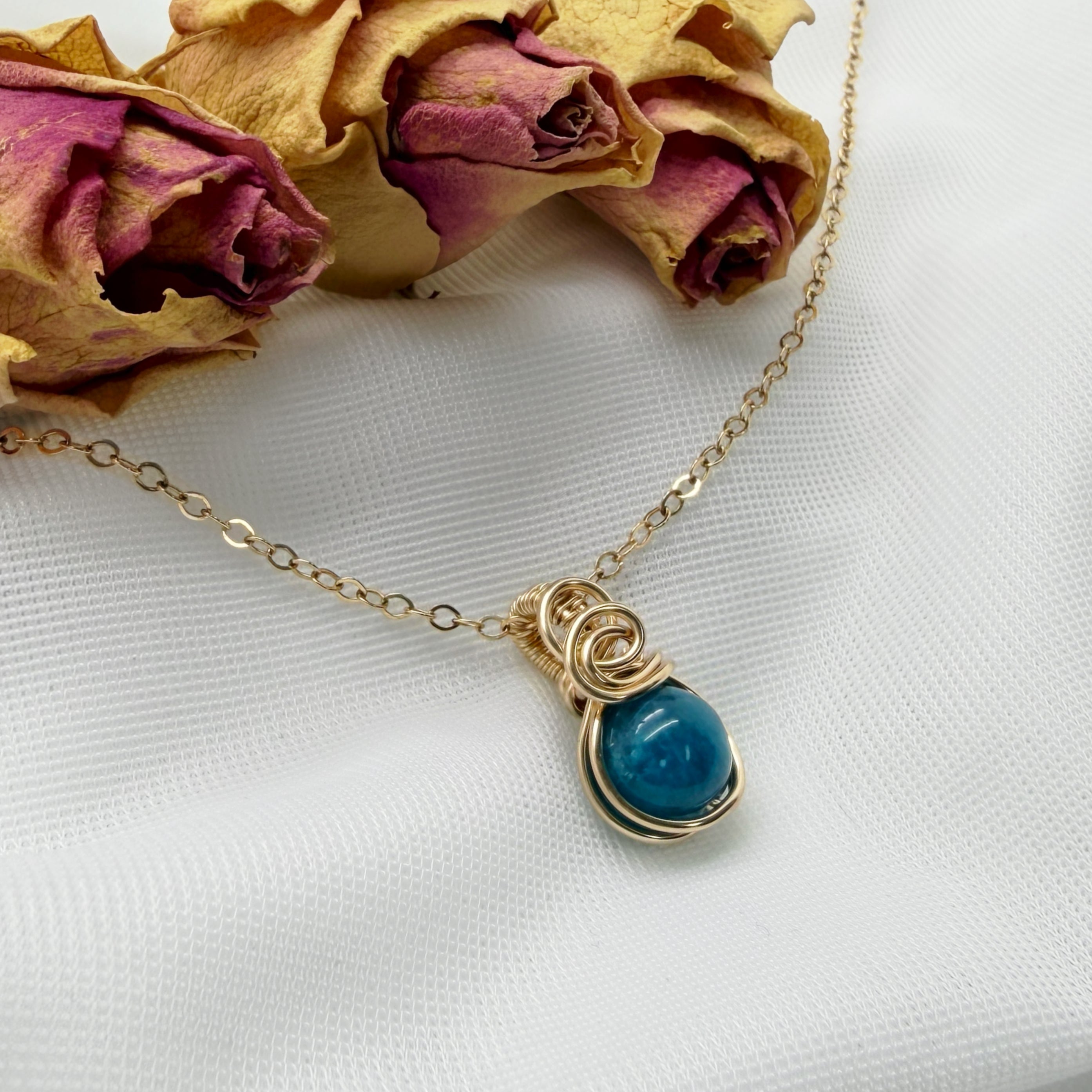 Sierlijke 14k gold filled wire wrap hanger met apatiet