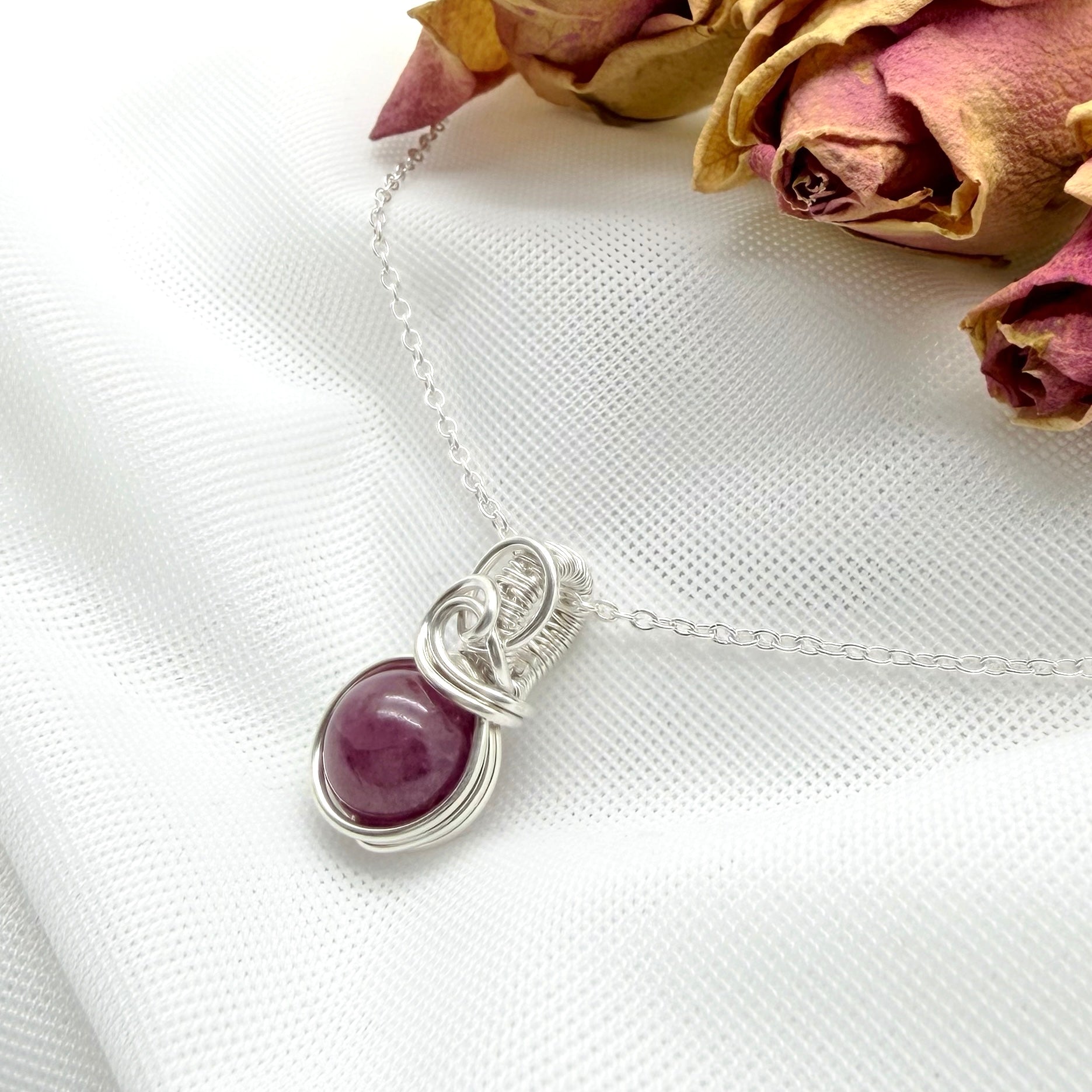 Sierlijke sterling zilveren wire wrap hanger met robijn