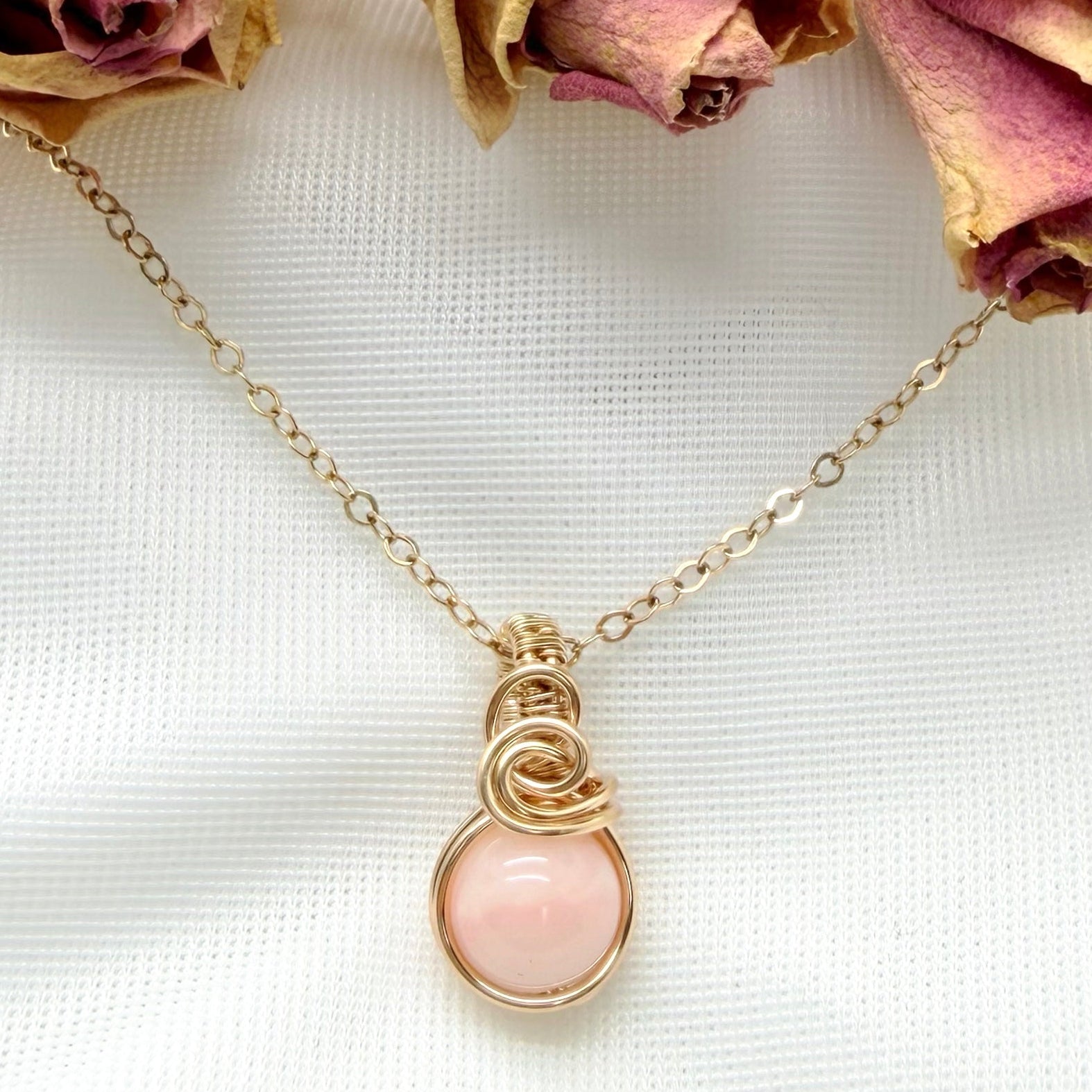 Sierlijke roze opaal hanger van gold filled, wire wrap
