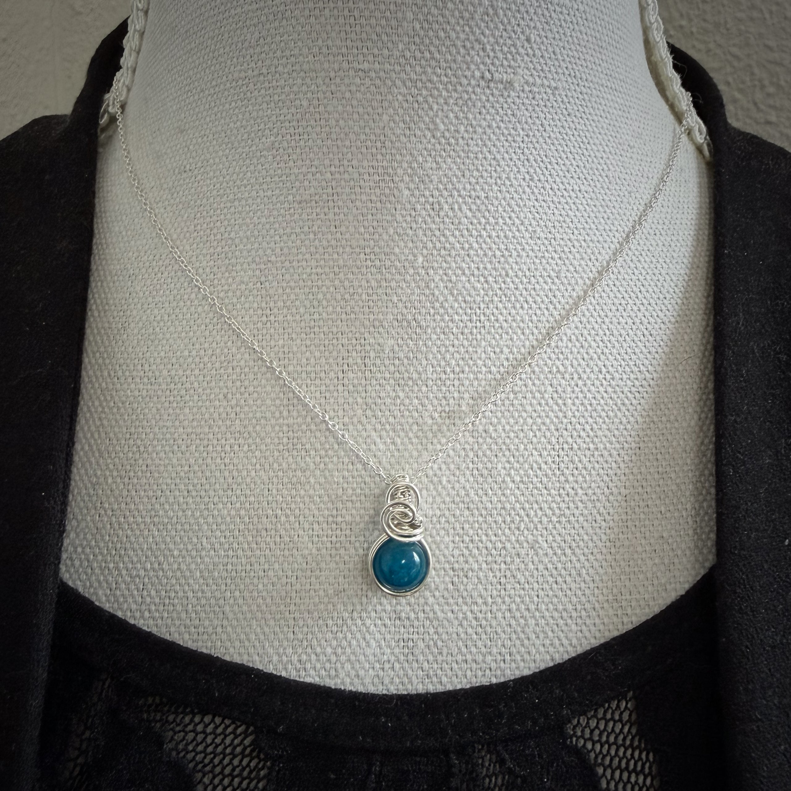 Sierlijke sterling zilveren wire wrap hanger met apatiet