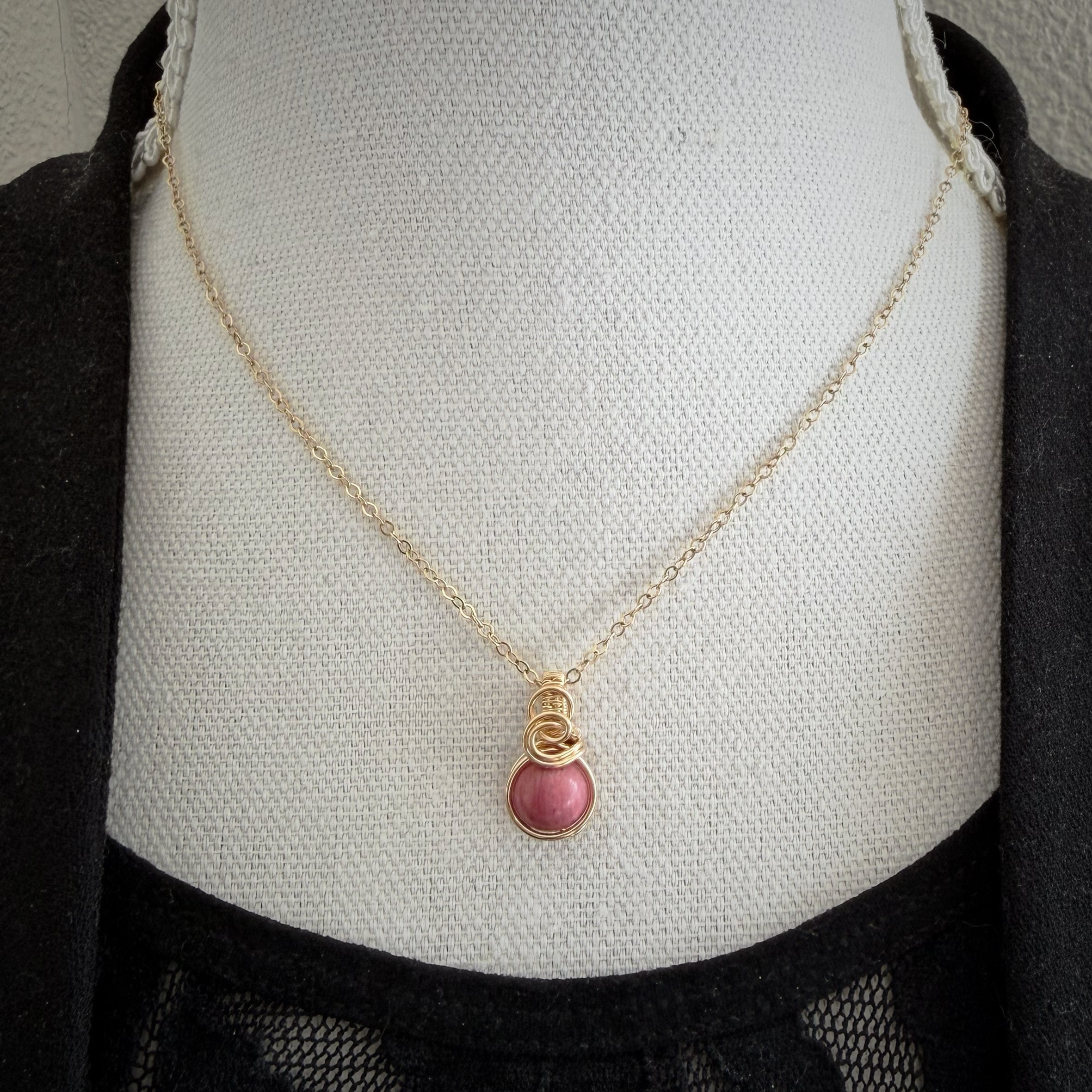 Sierlijke 14k gold filled hanger met rhodoniet