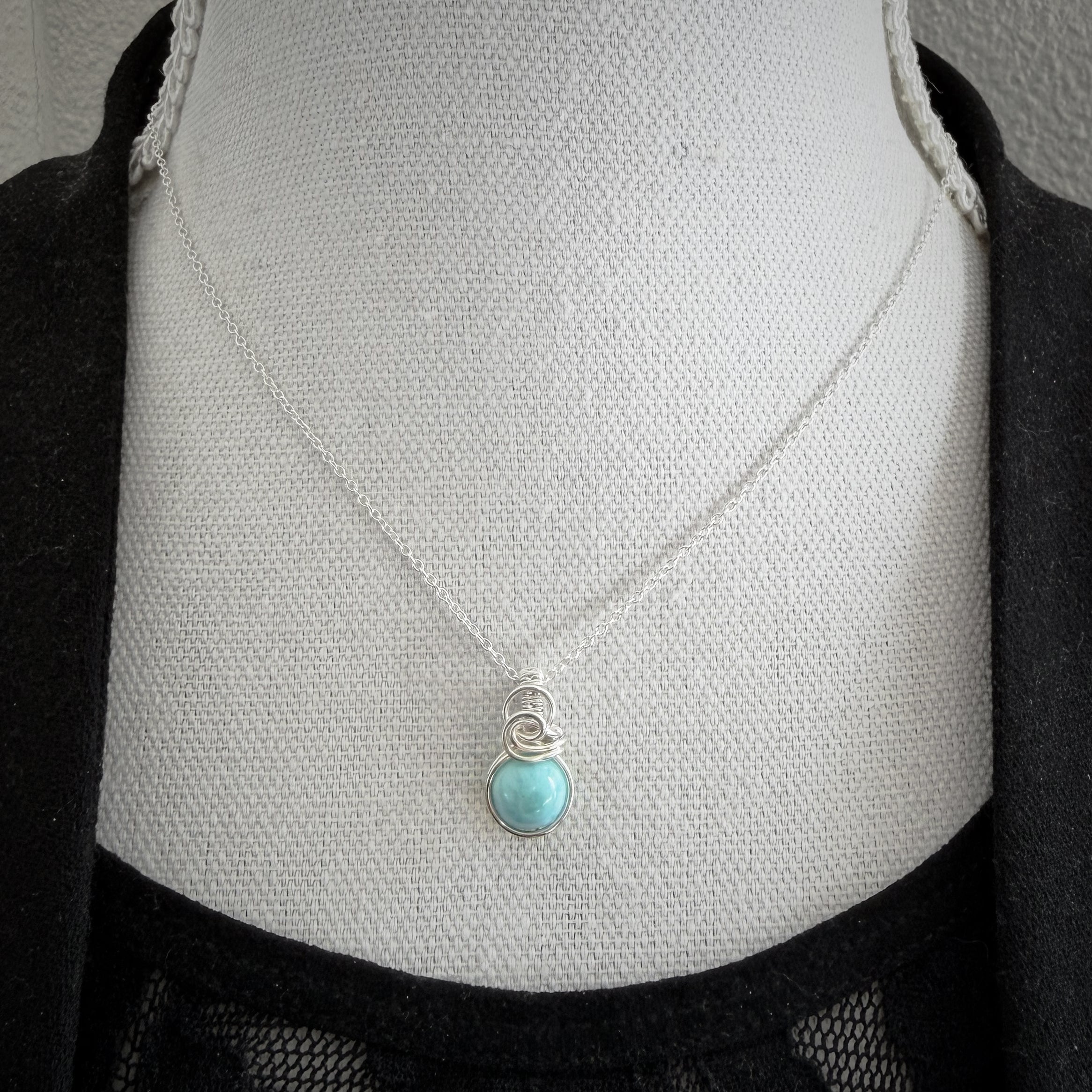 Sierlijke sterling zilveren wire wrap hanger met larimar
