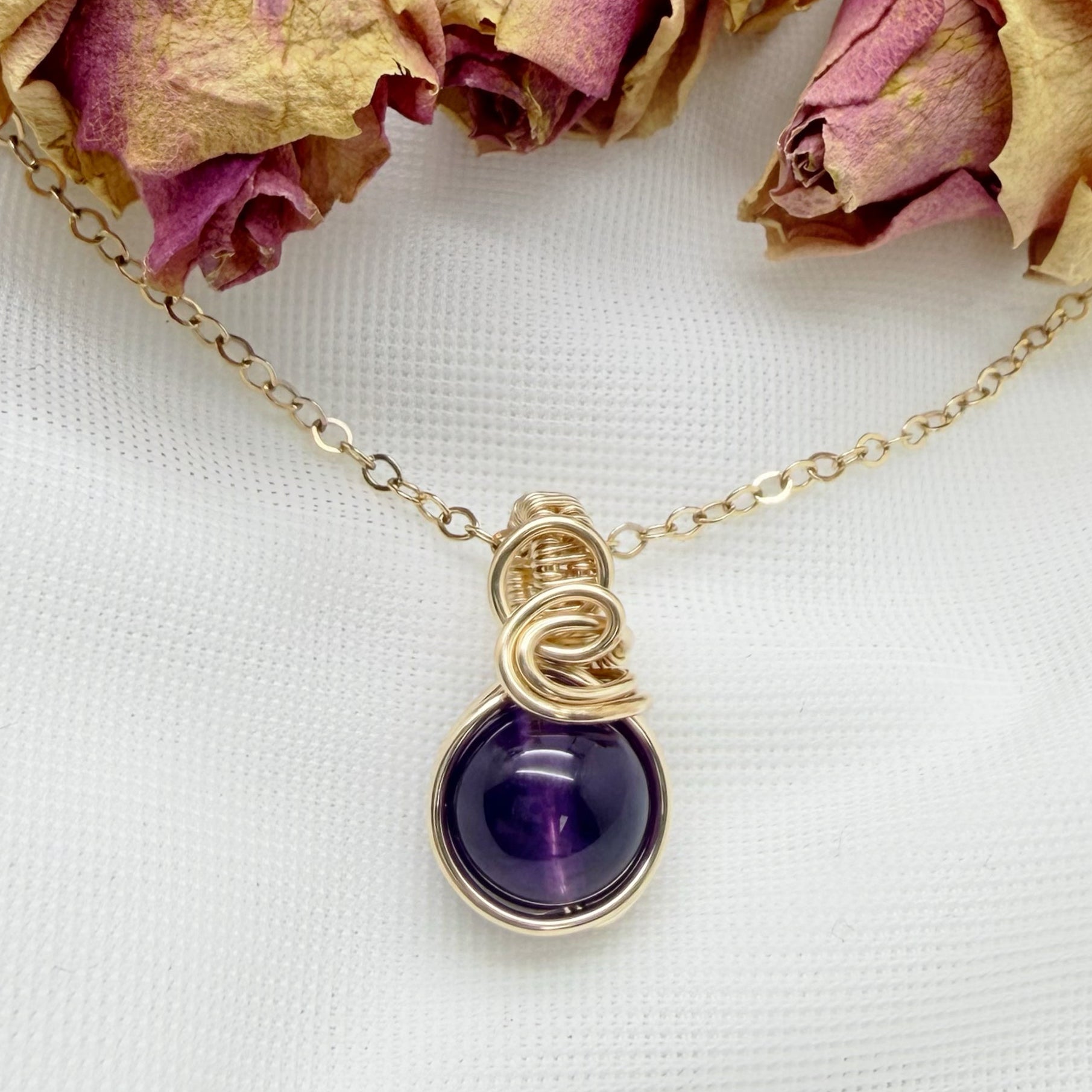 Sierlijke 14k gold filled wire wrap hanger met amethist