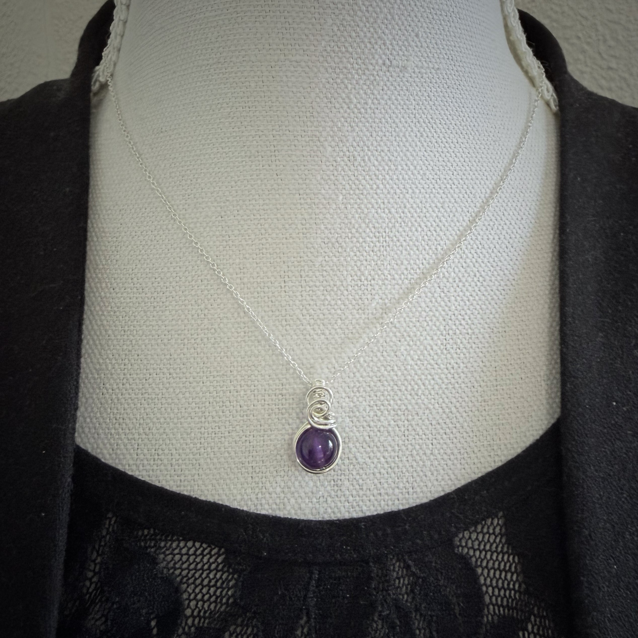 Sierlijke zilveren wire wrap hanger met amethist