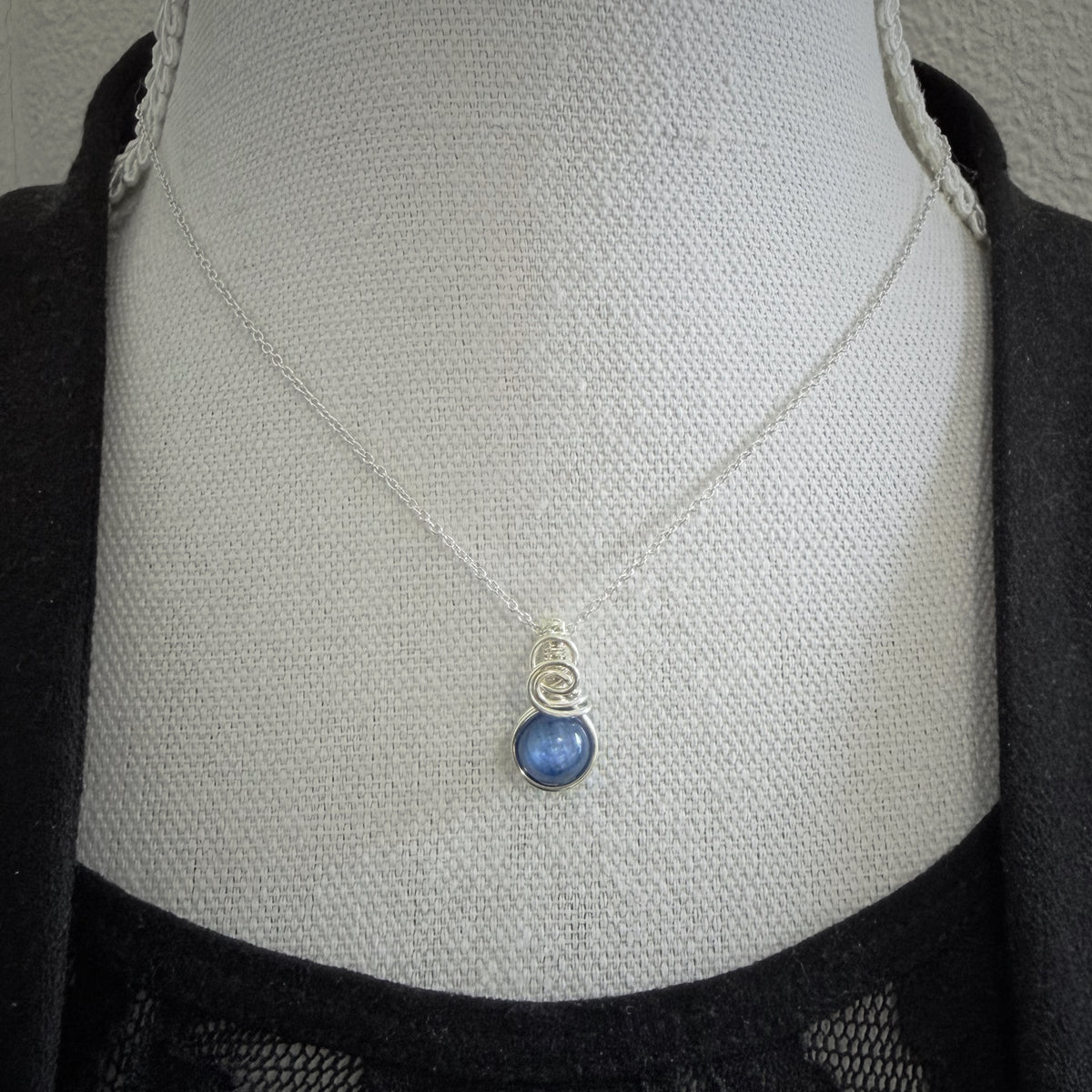 Sierlijke kyaniet hanger van sterling zilver