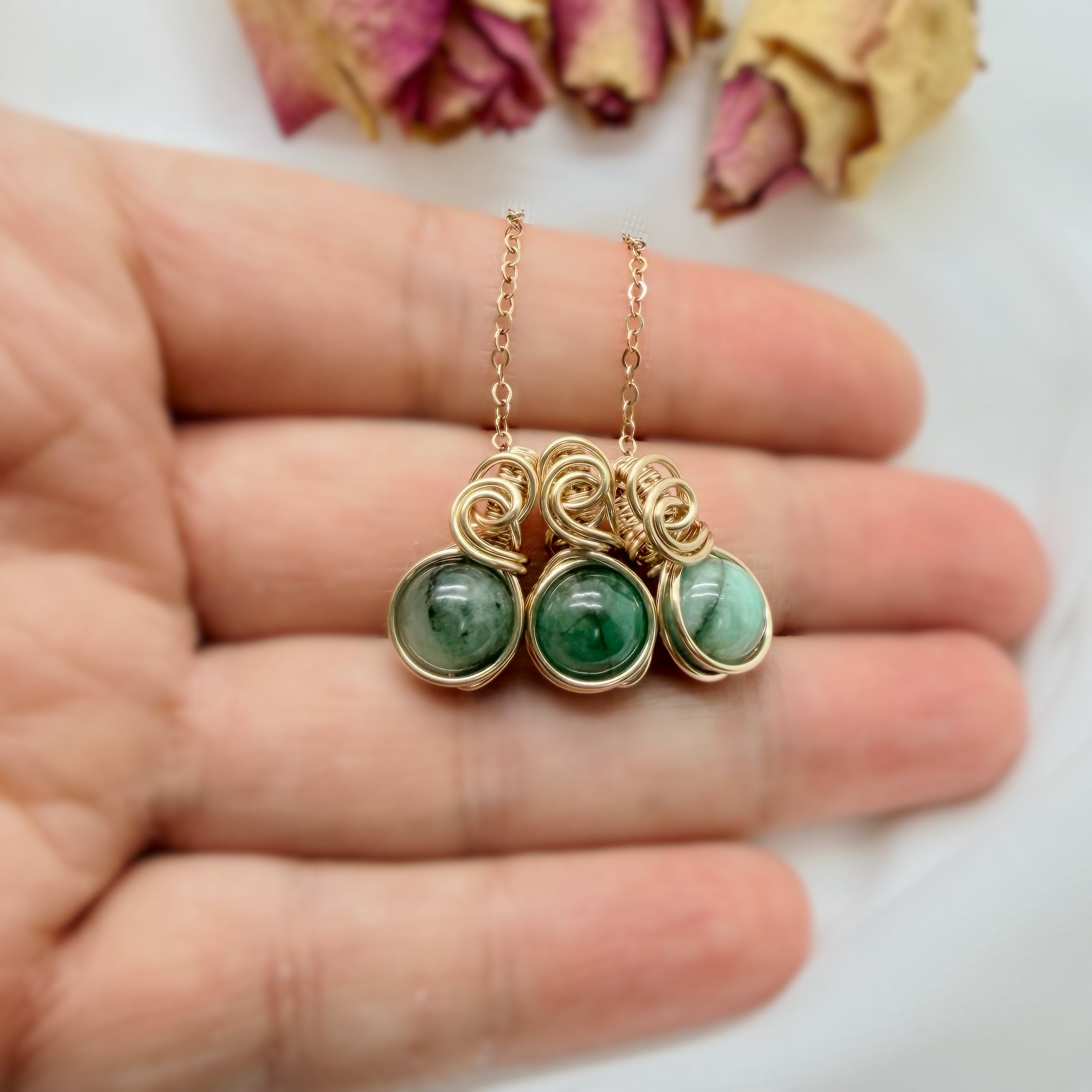 Sierlijke 14k gold filled wire wrap hanger met smaragd