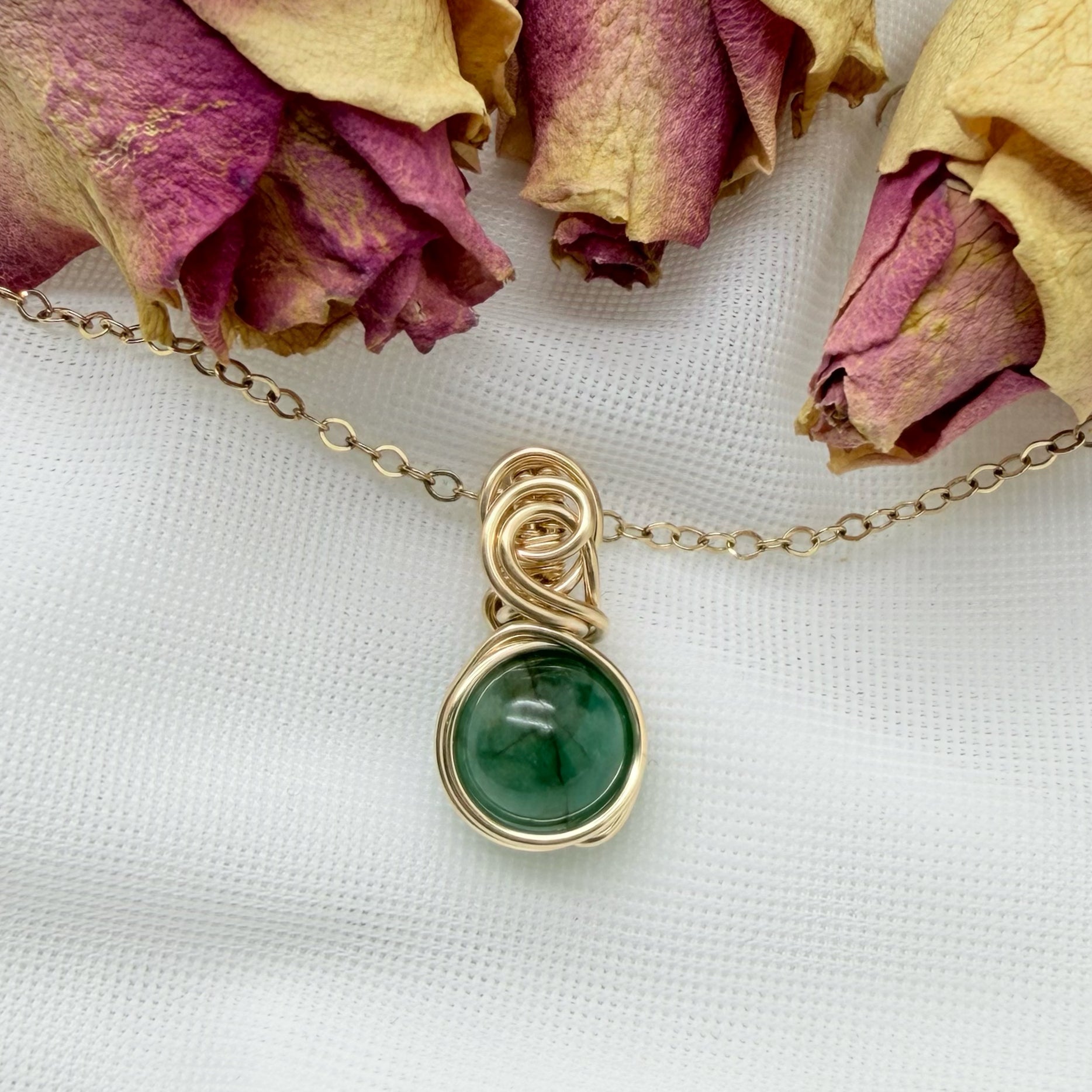 Sierlijke 14k gold filled wire wrap hanger met smaragd