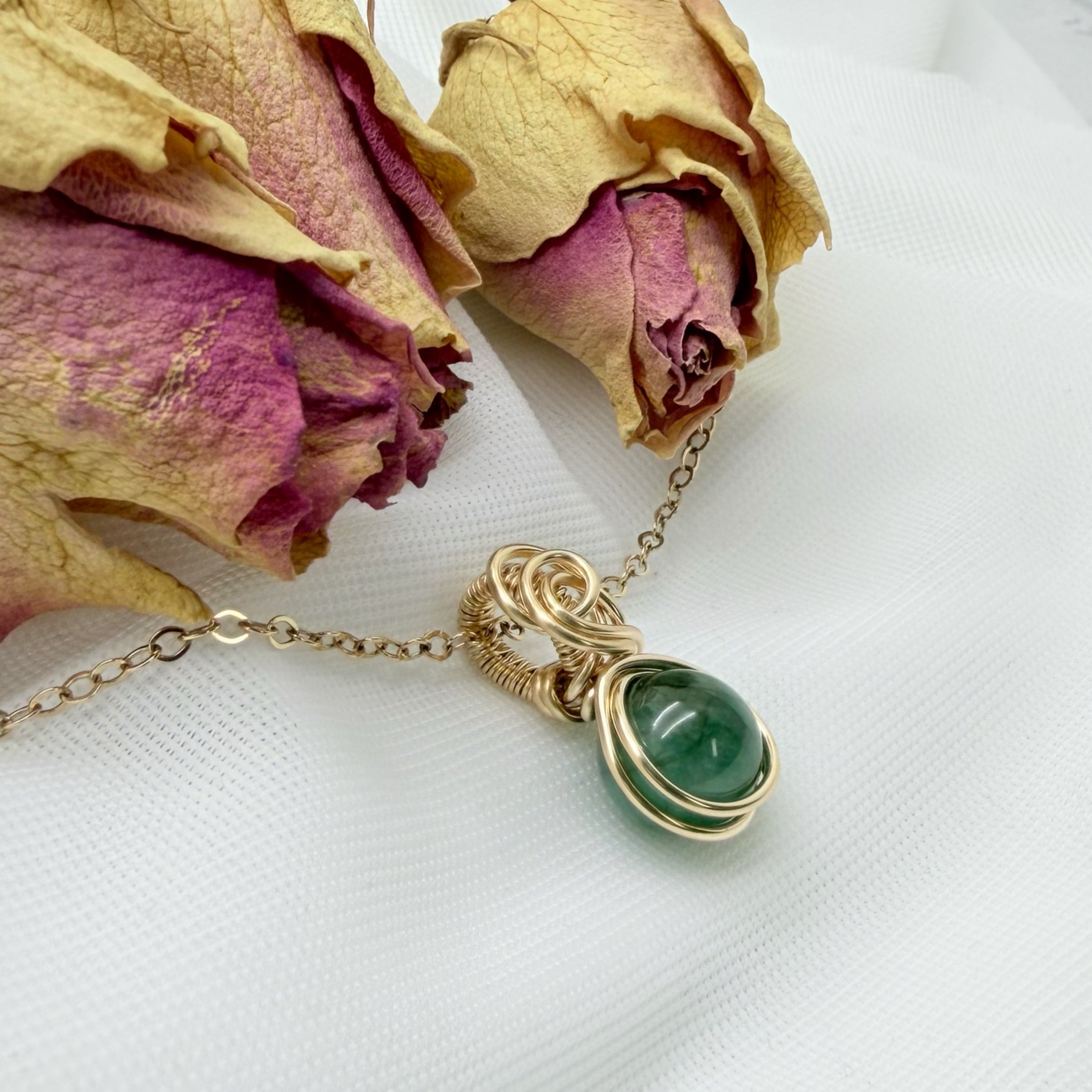 Sierlijke 14k gold filled wire wrap hanger met smaragd