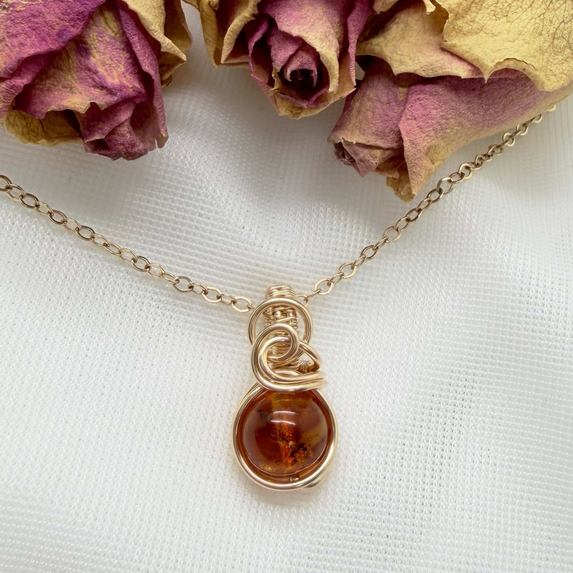 Sierlijke 14k gold filled wire wrap hanger met barnsteen