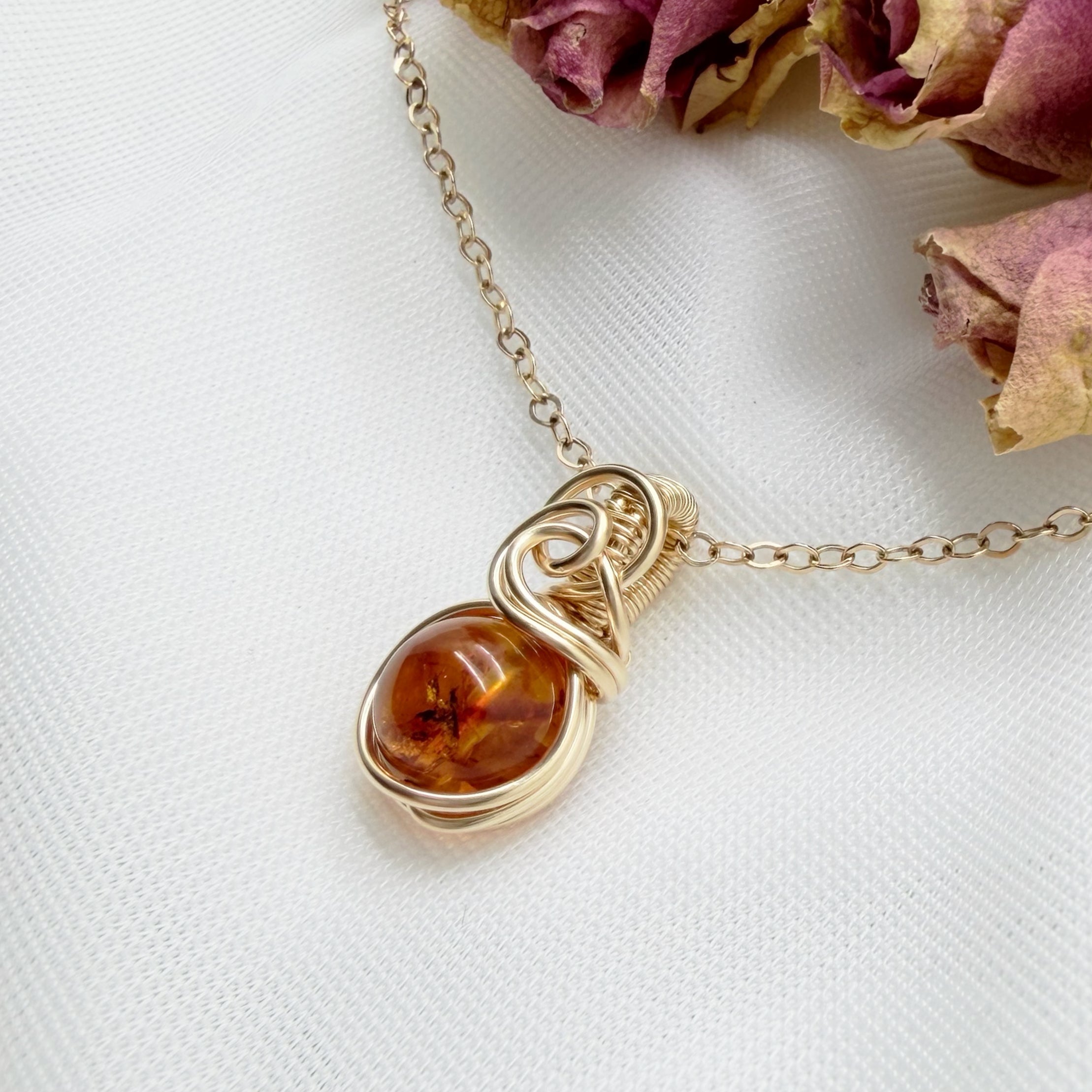 Sierlijke 14k gold filled wire wrap hanger met barnsteen