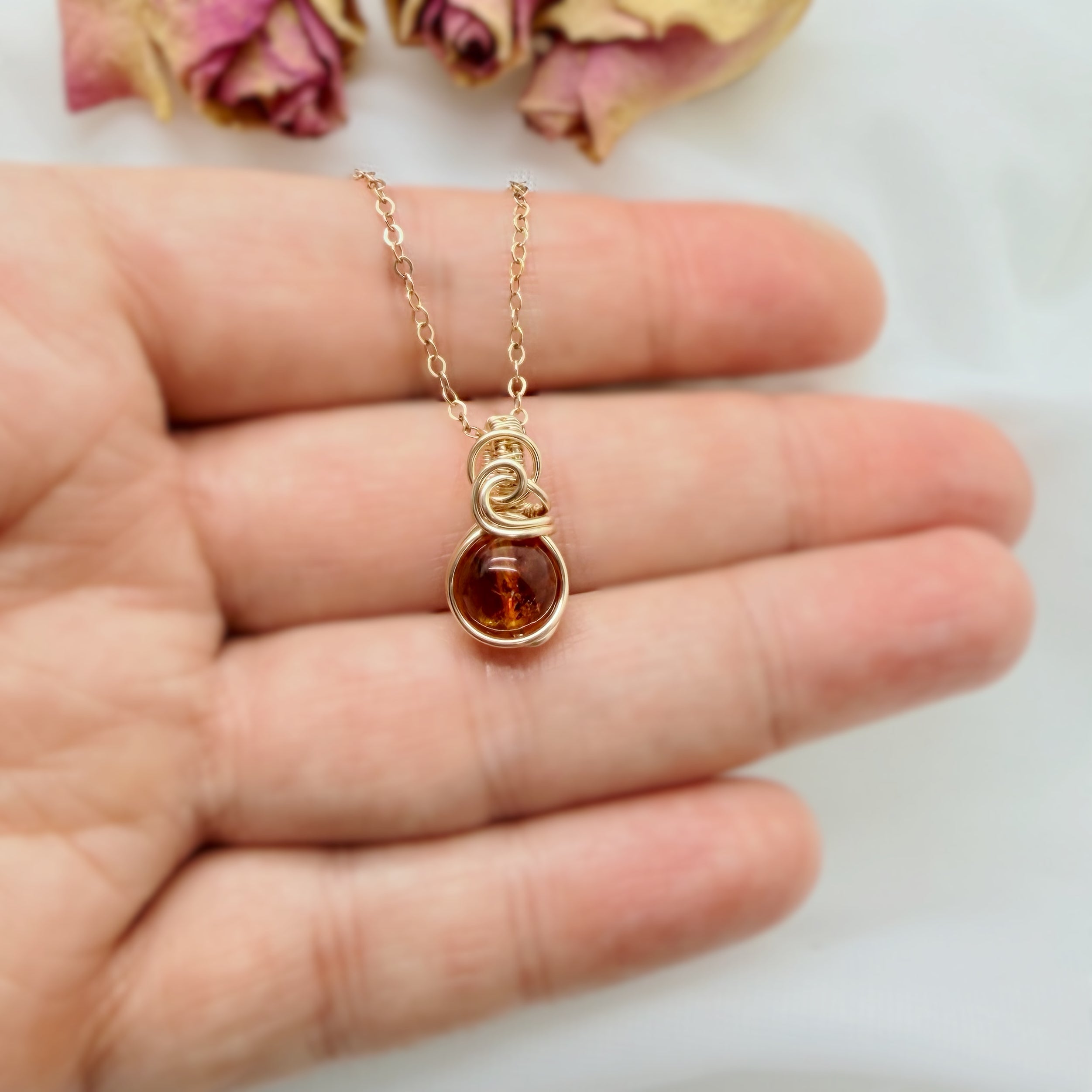 Sierlijke 14k gold filled wire wrap hanger met barnsteen